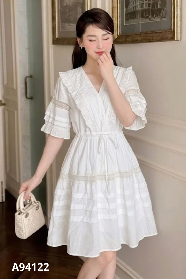 Váy trắng cổ V phối ren