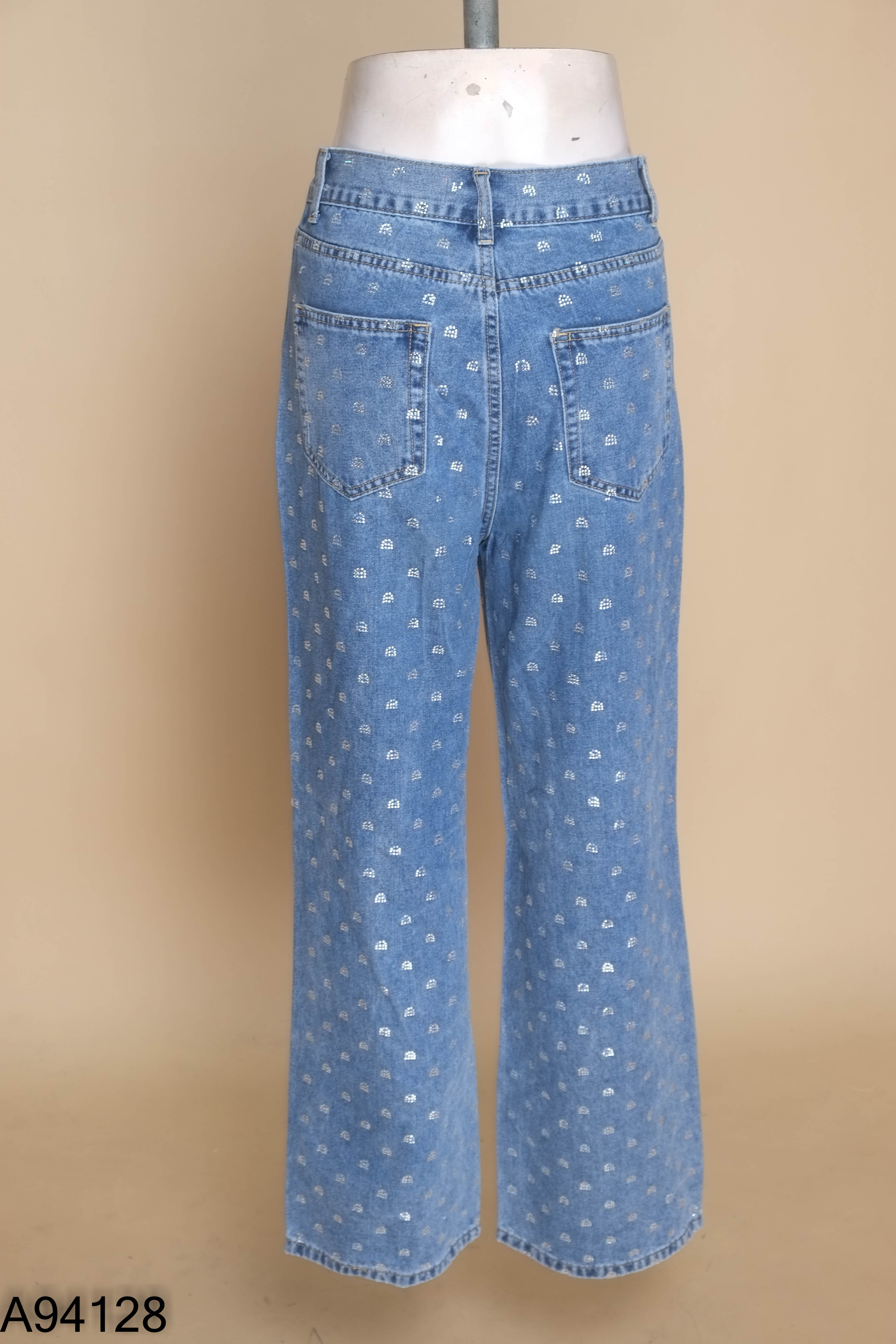 Quần jeans xanh đính kim tuyến