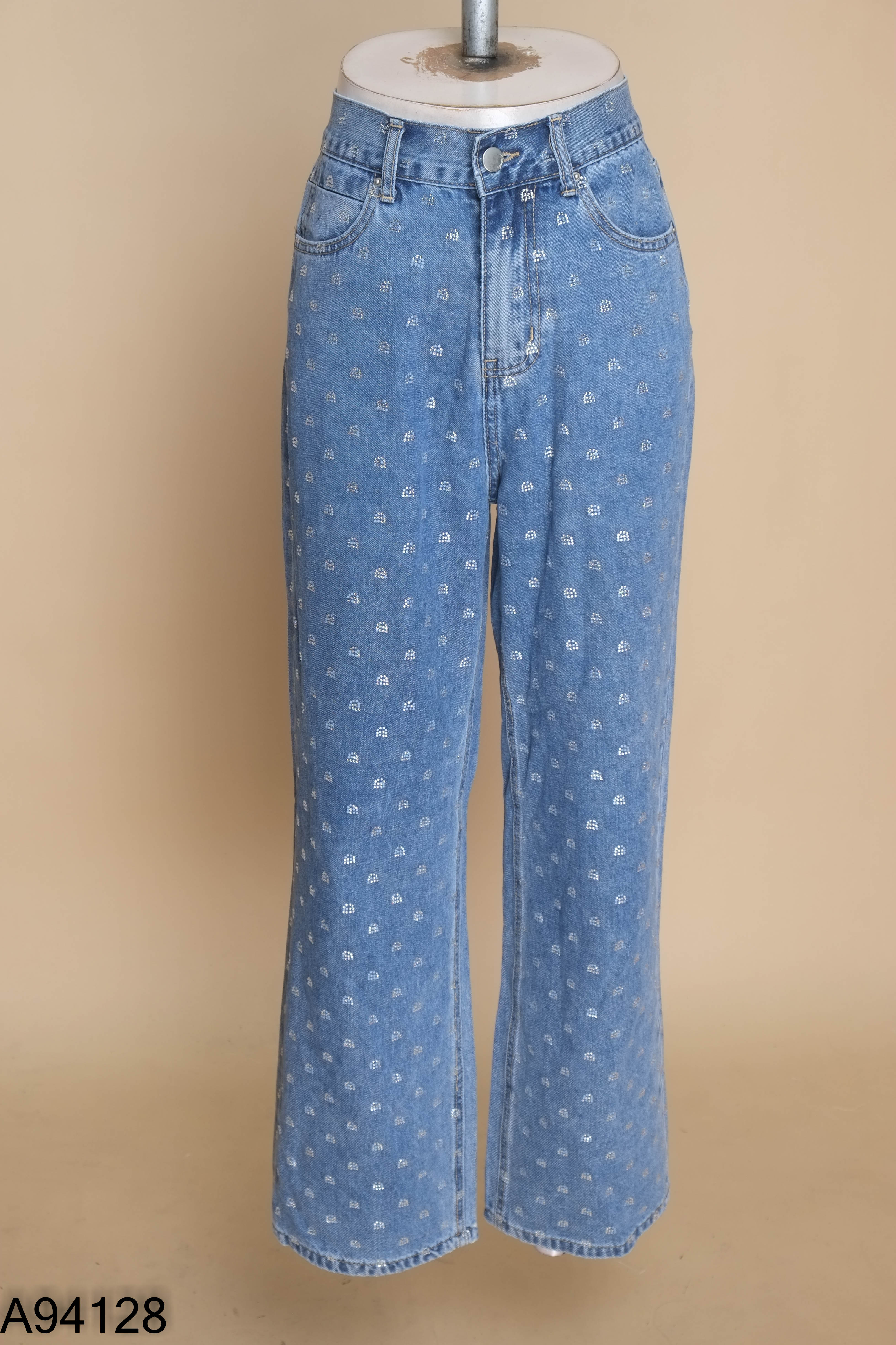 Quần jeans xanh đính kim tuyến