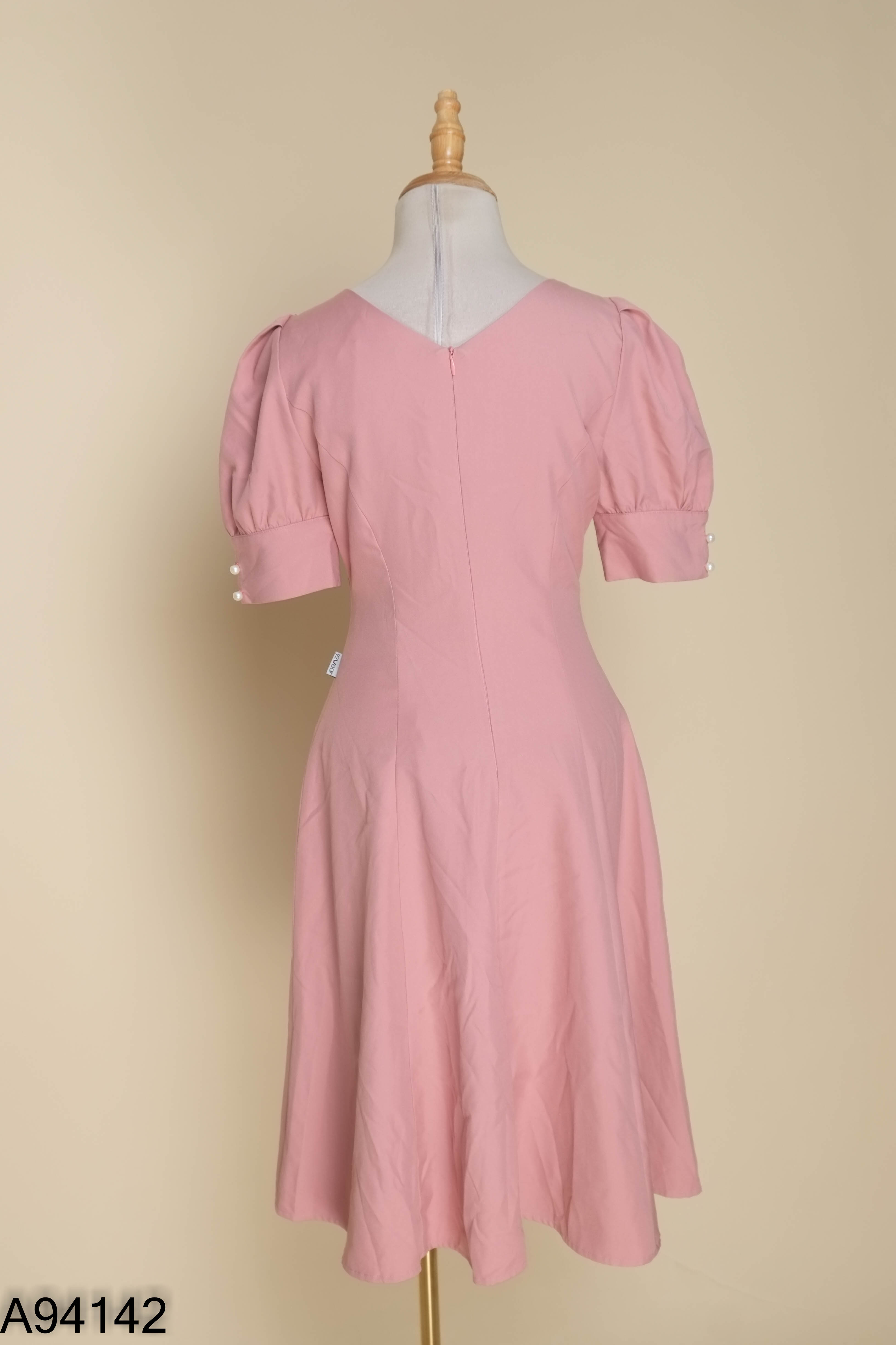 Váy 92 WEAR hồng phấn đính hoa