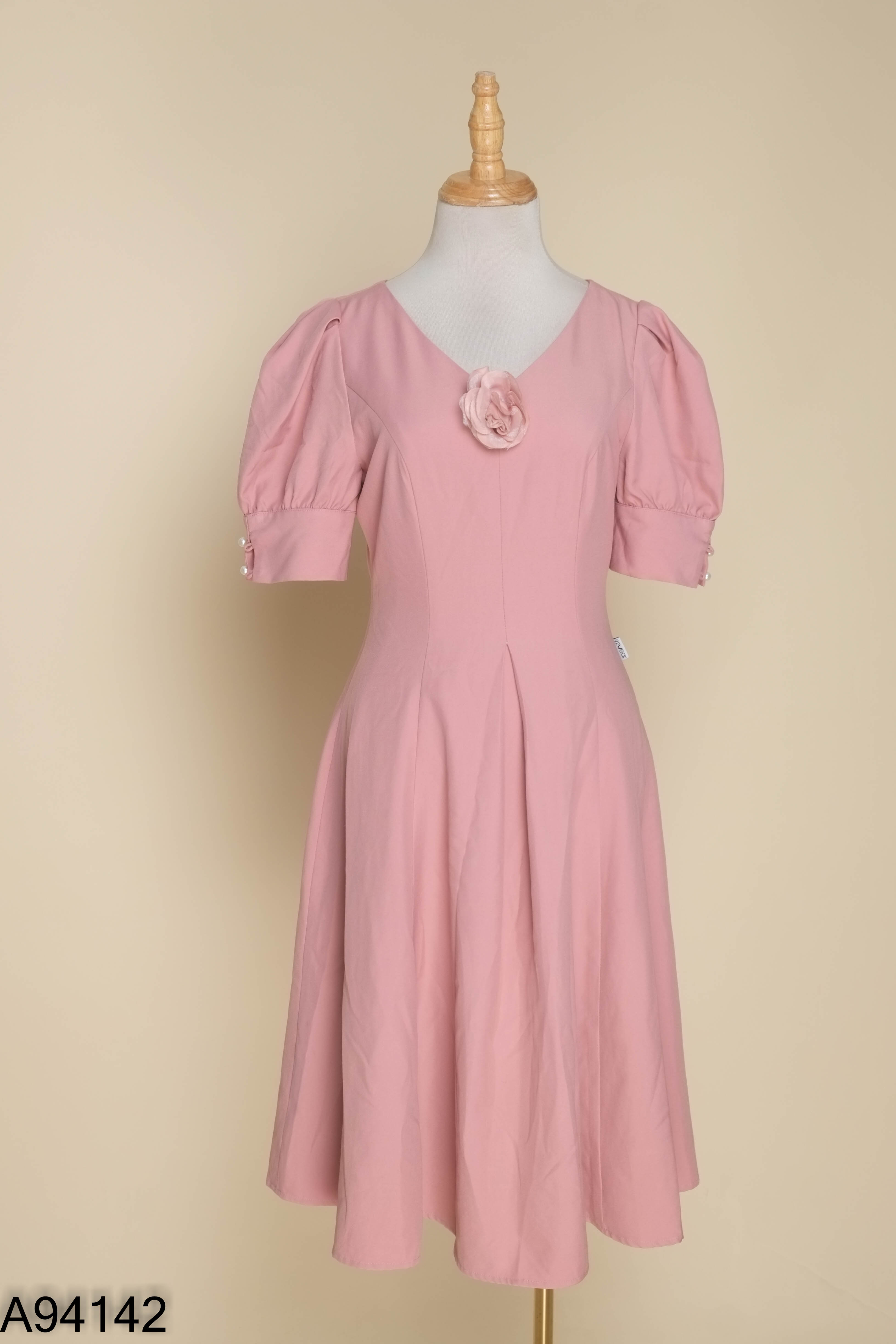 Váy 92 WEAR hồng phấn đính hoa