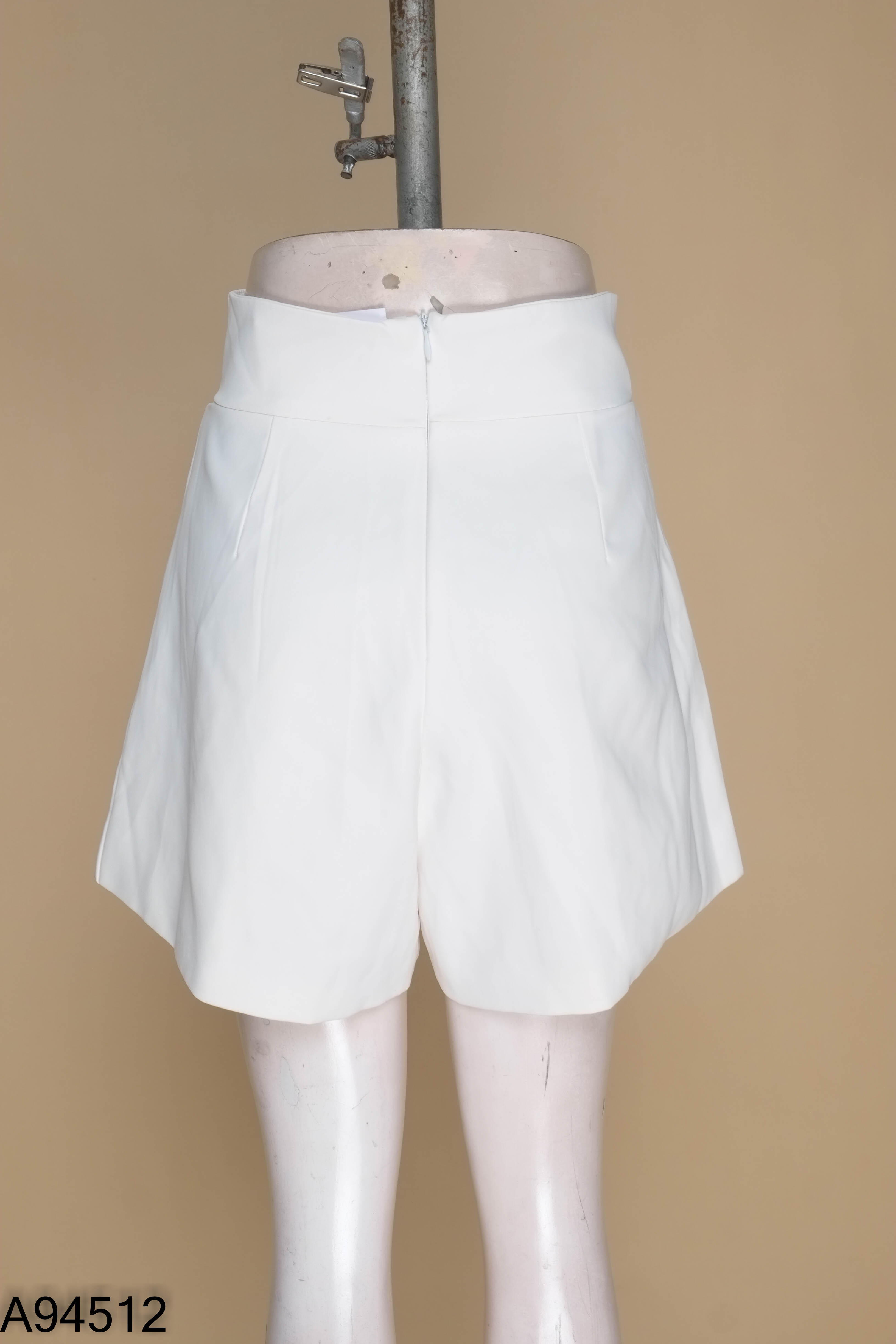 Quần shorts trắng phối cúc vàng