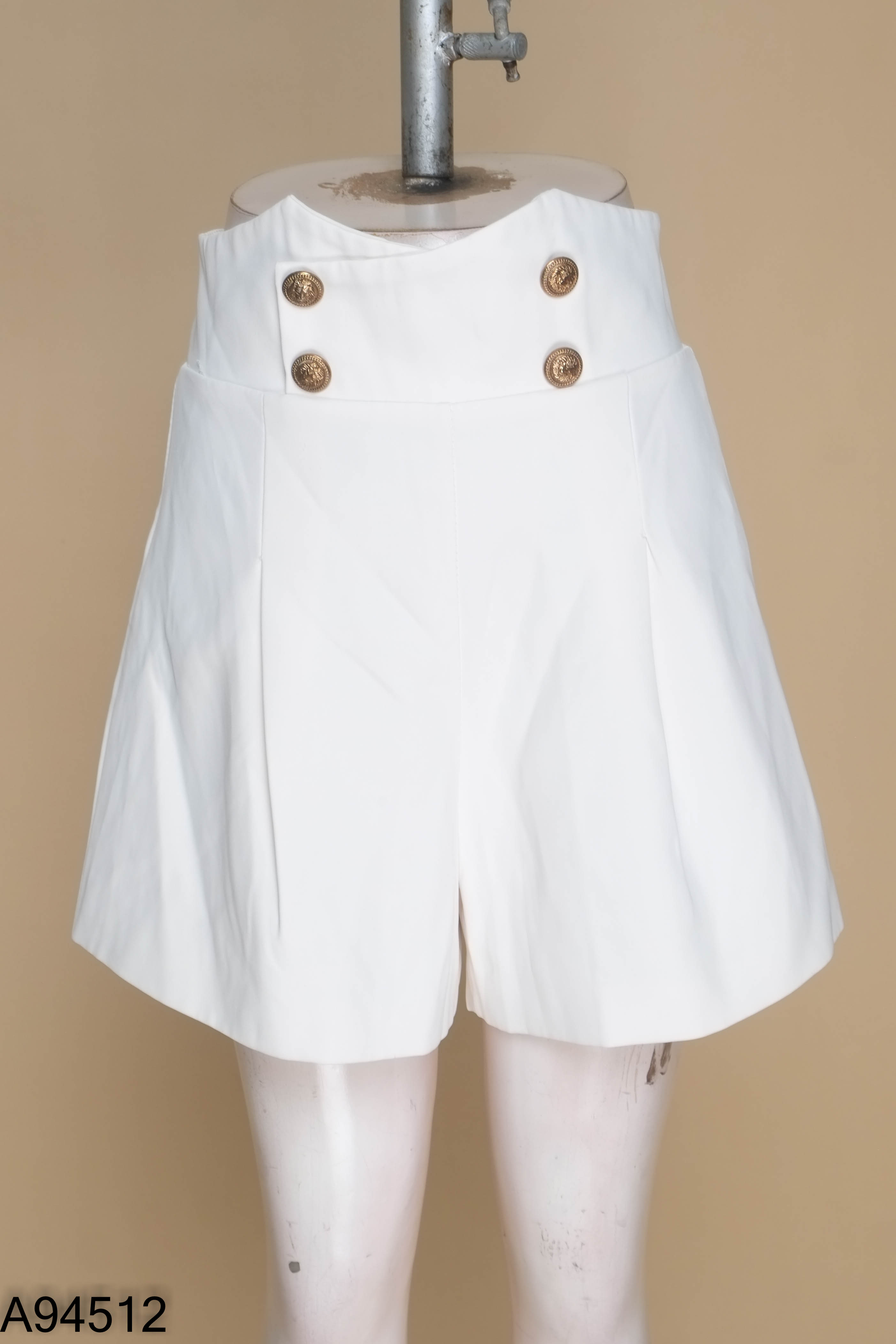 Quần shorts trắng phối cúc vàng