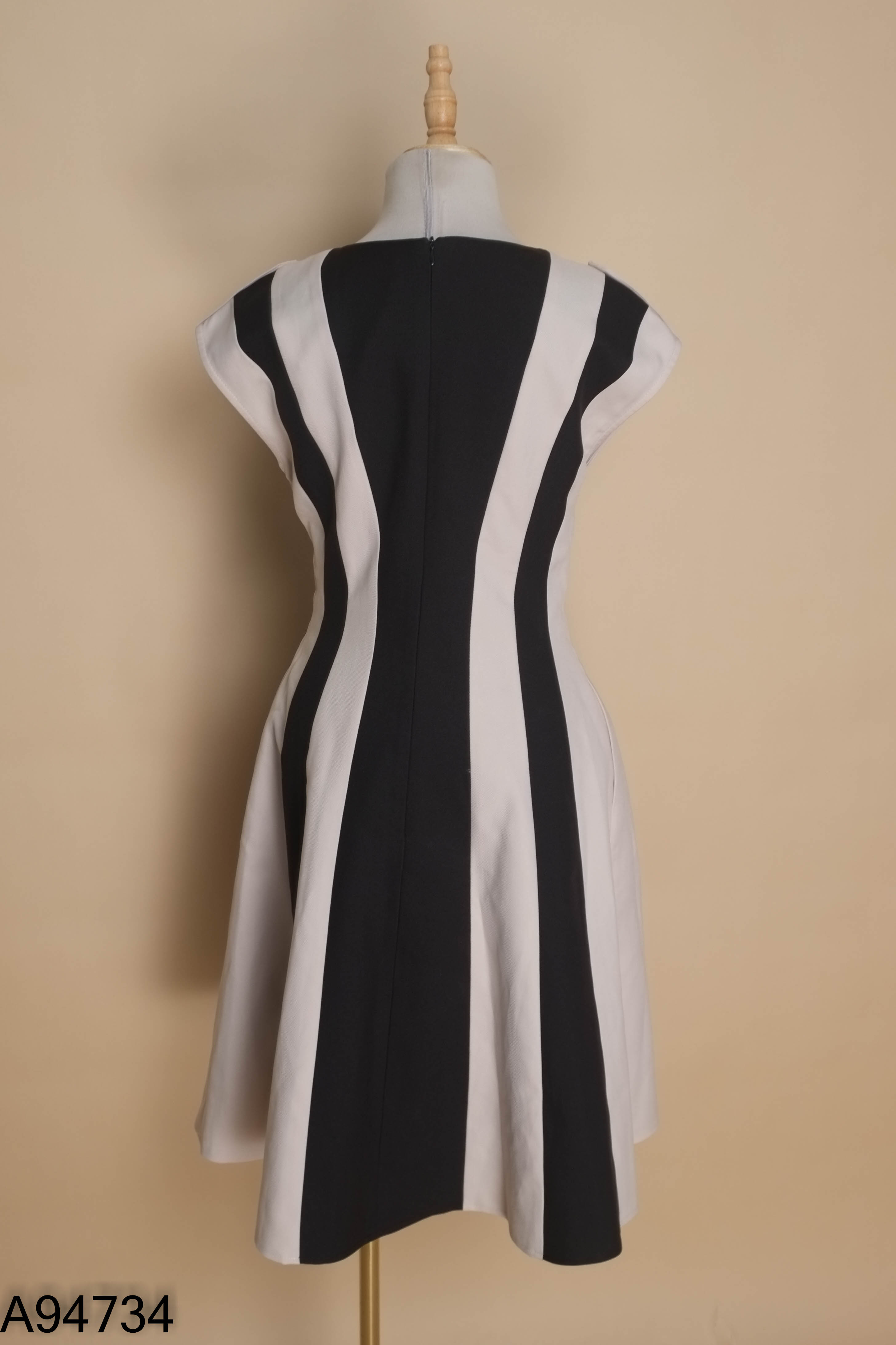 Váy K&K FASHION đen kem