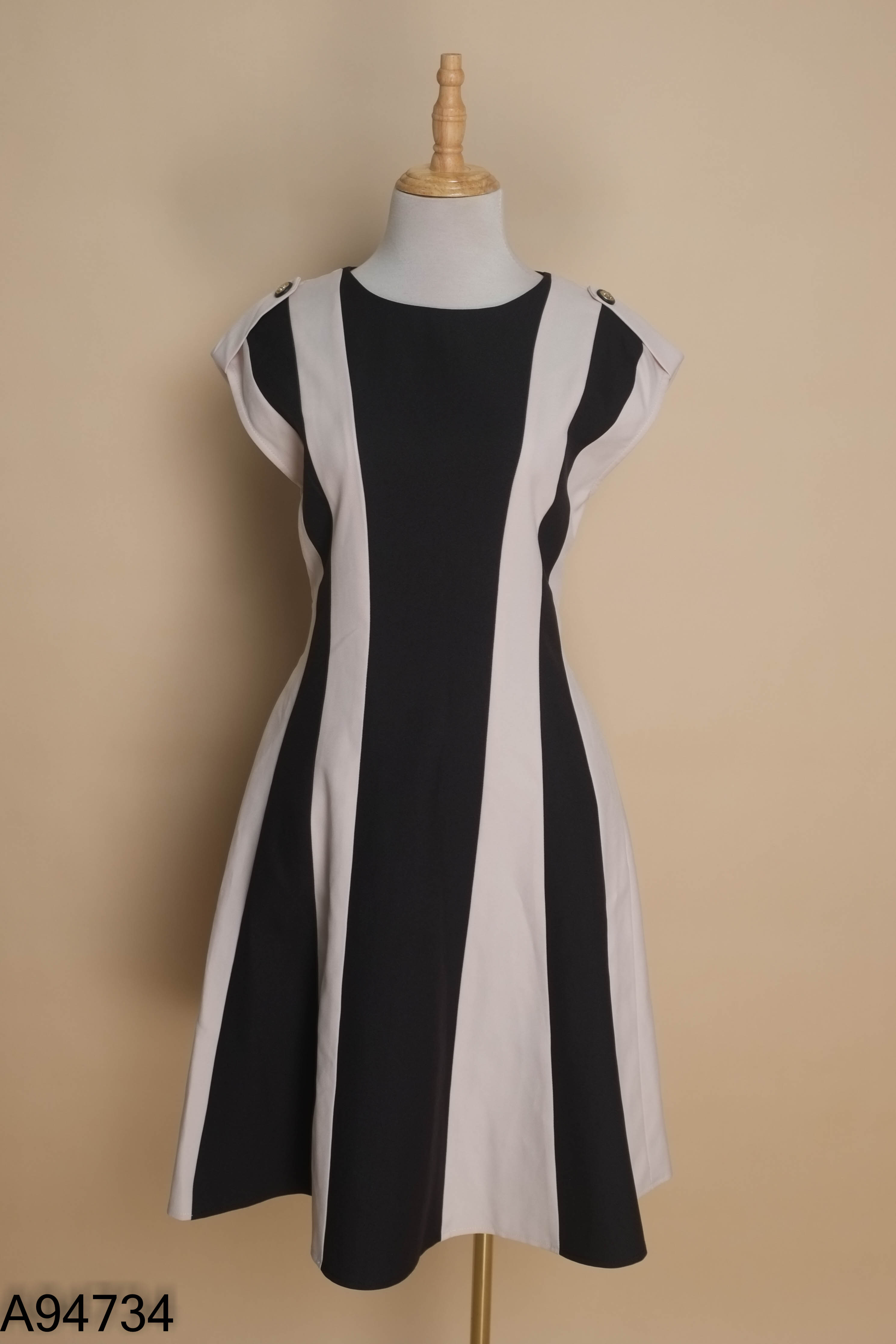 Váy K&K FASHION đen kem