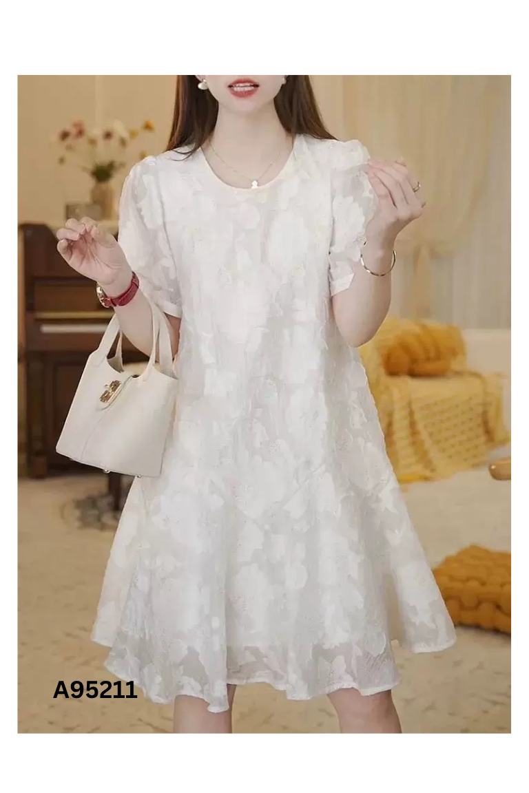 Váy trắng họa tiết hoa