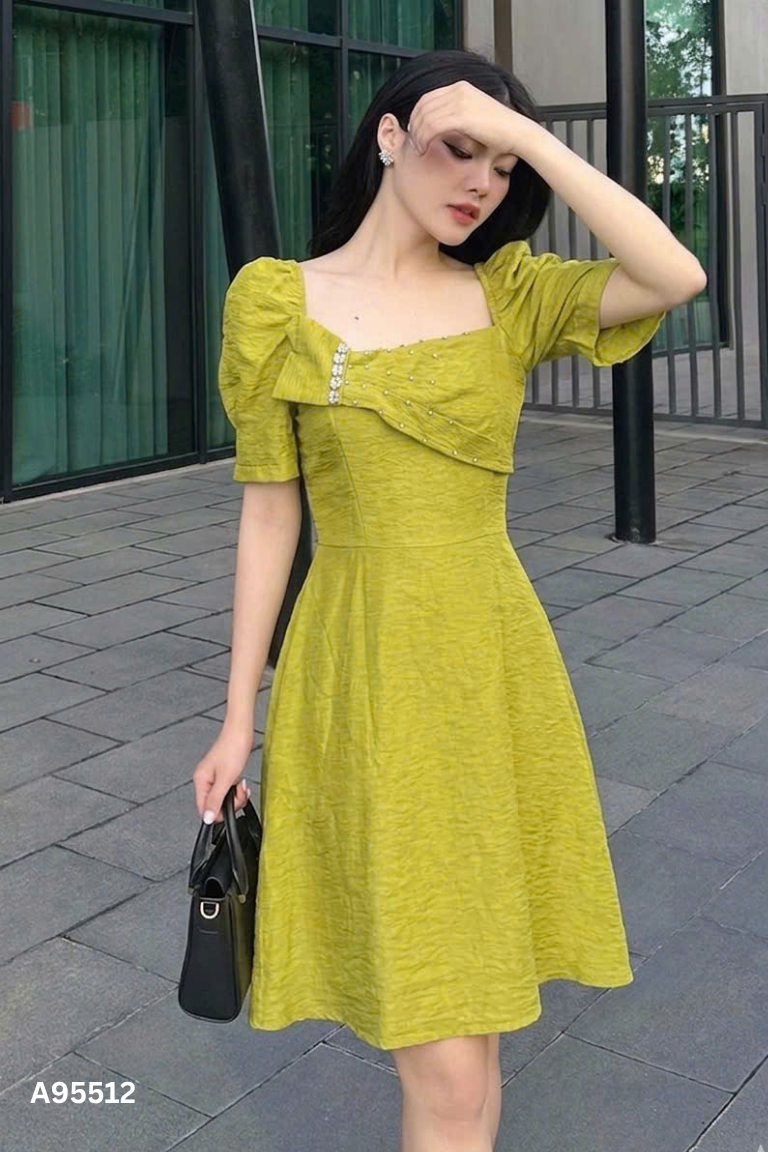 Váy xanh cổ vuông đính đá