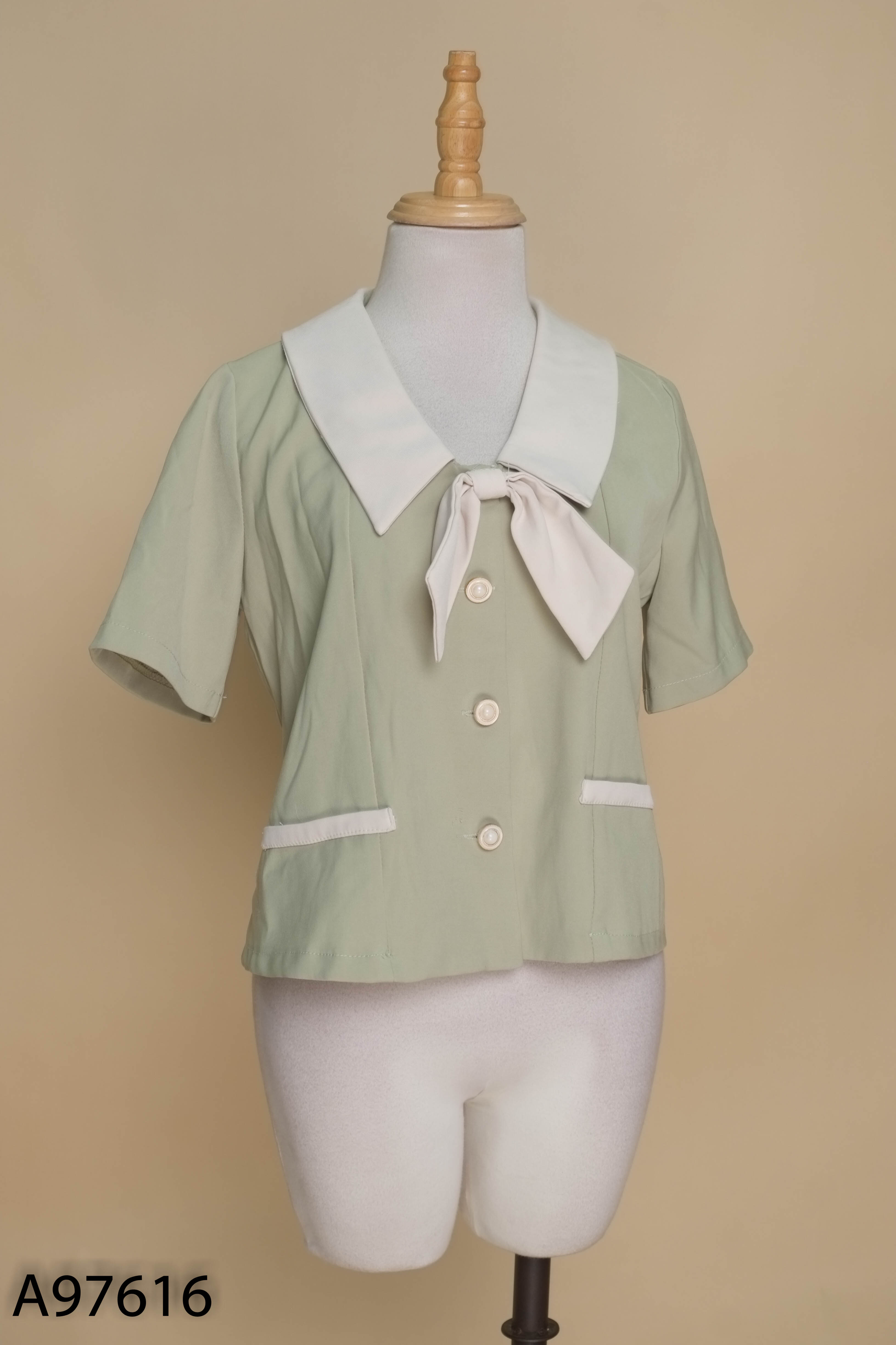 Áo blazers xanh ROSARA phối cổ kem ngắn