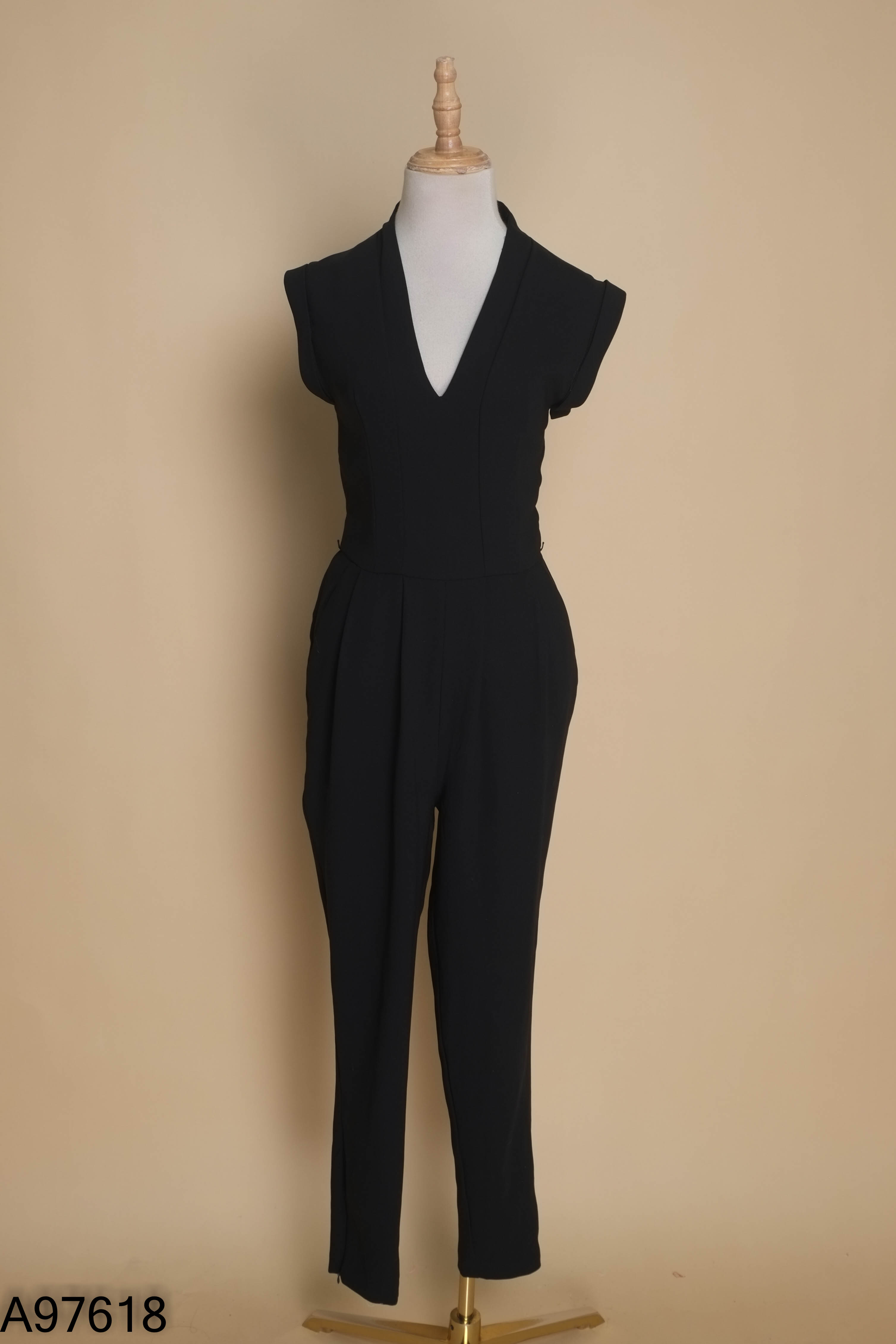 Jumpsuits MANGO đen sát nách