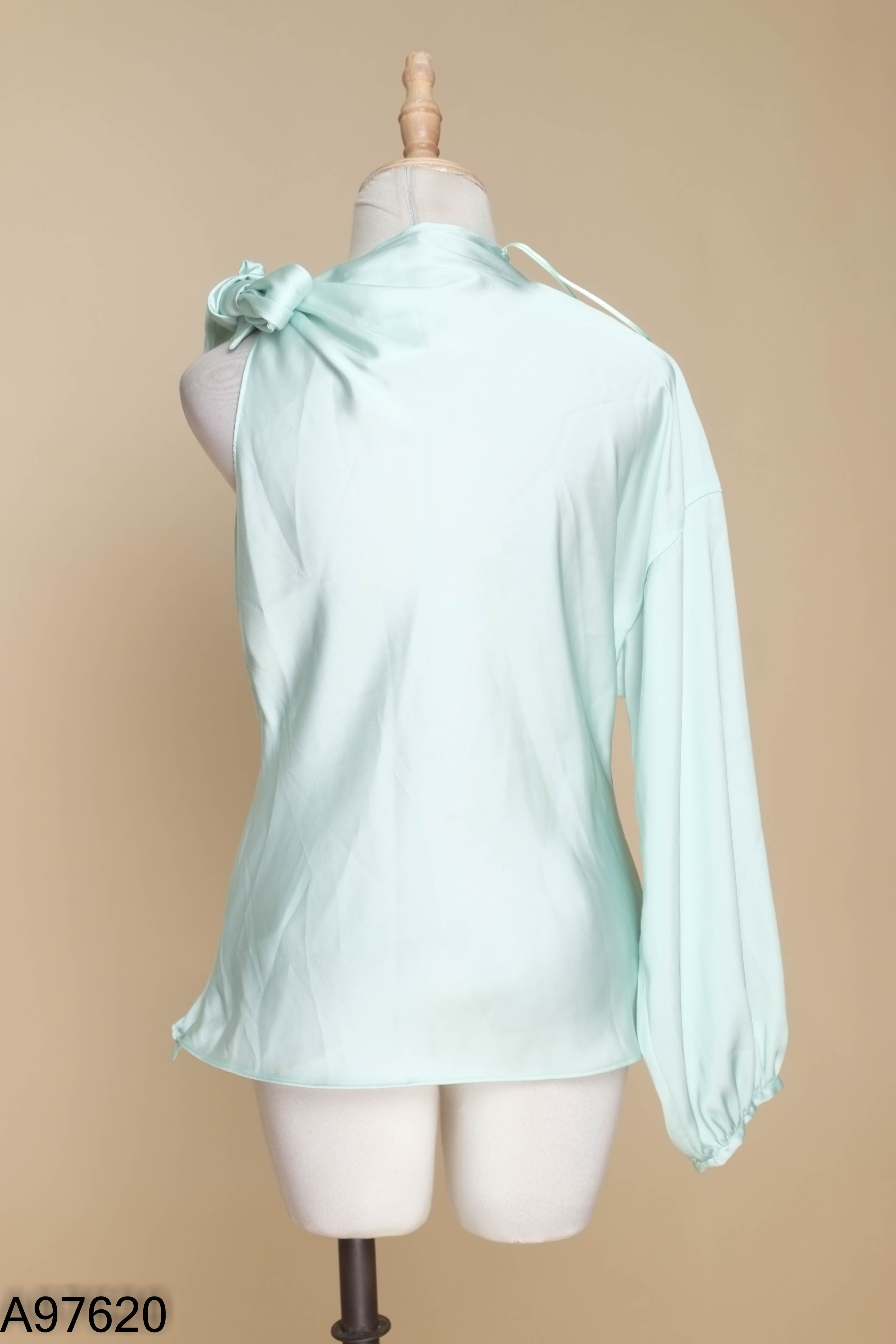 Áo lụa xanh ZARA buộc vai nơ