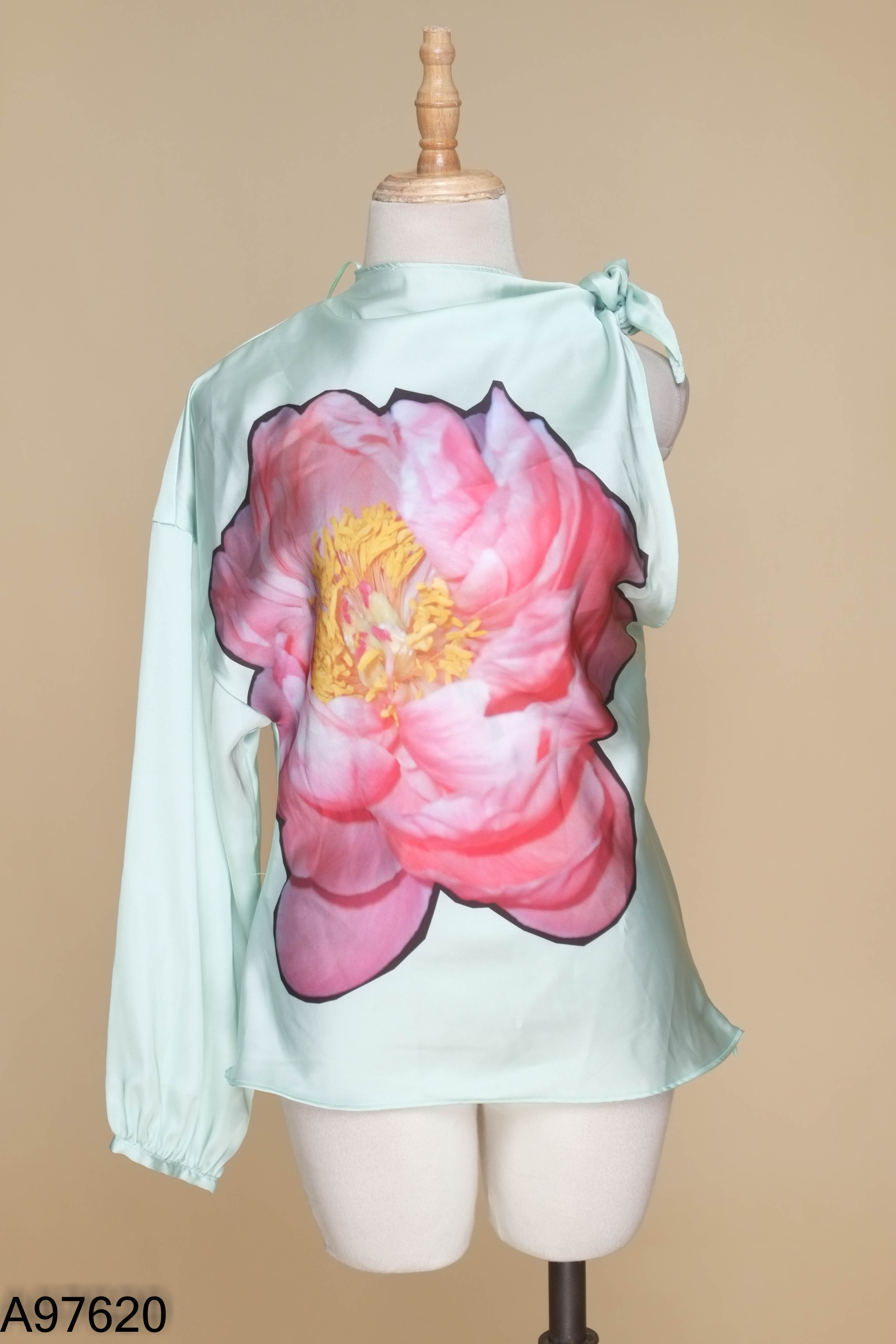 Áo lụa xanh ZARA buộc vai nơ
