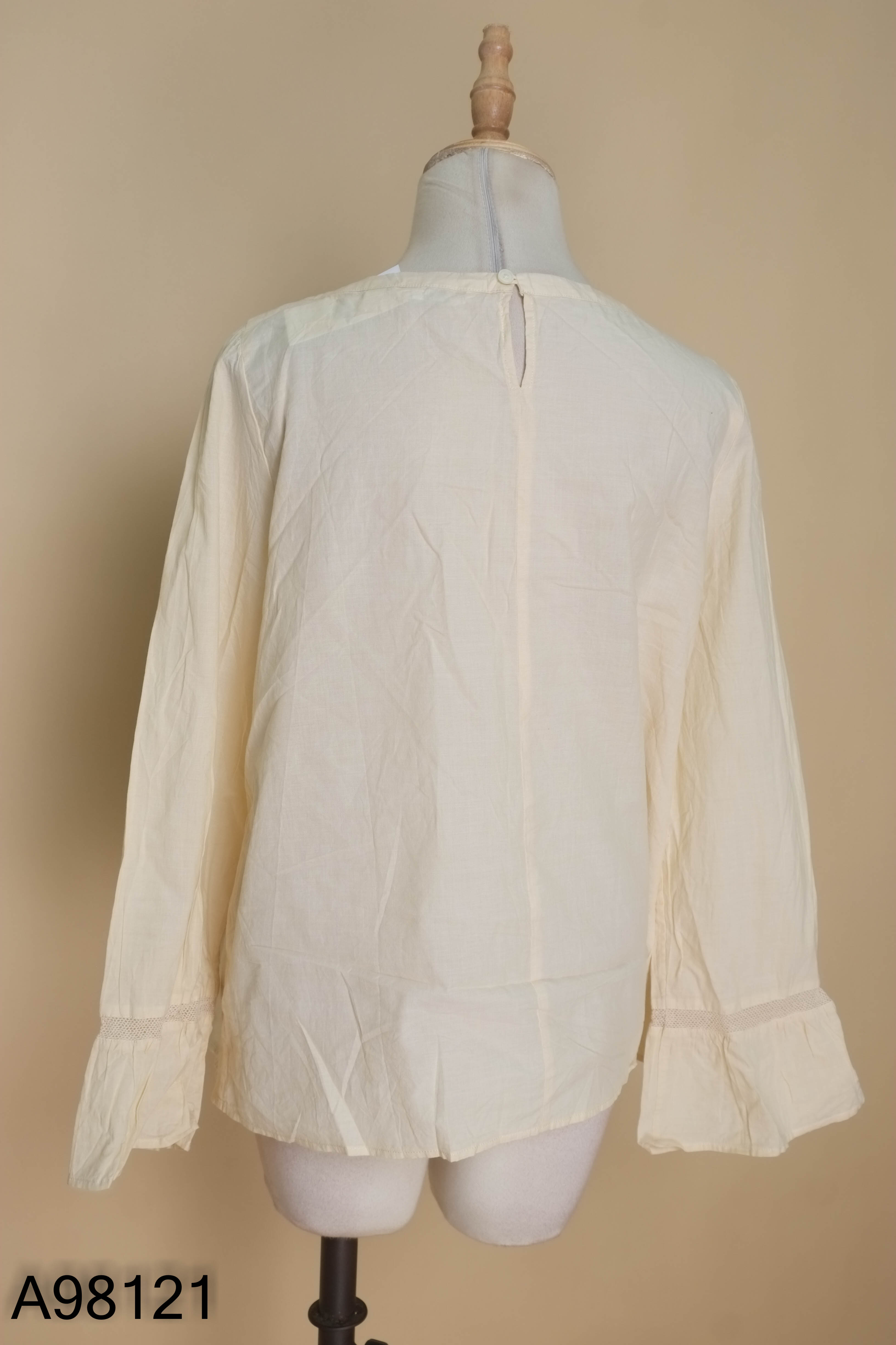 Áo kiểu be UNIQLO tay dài