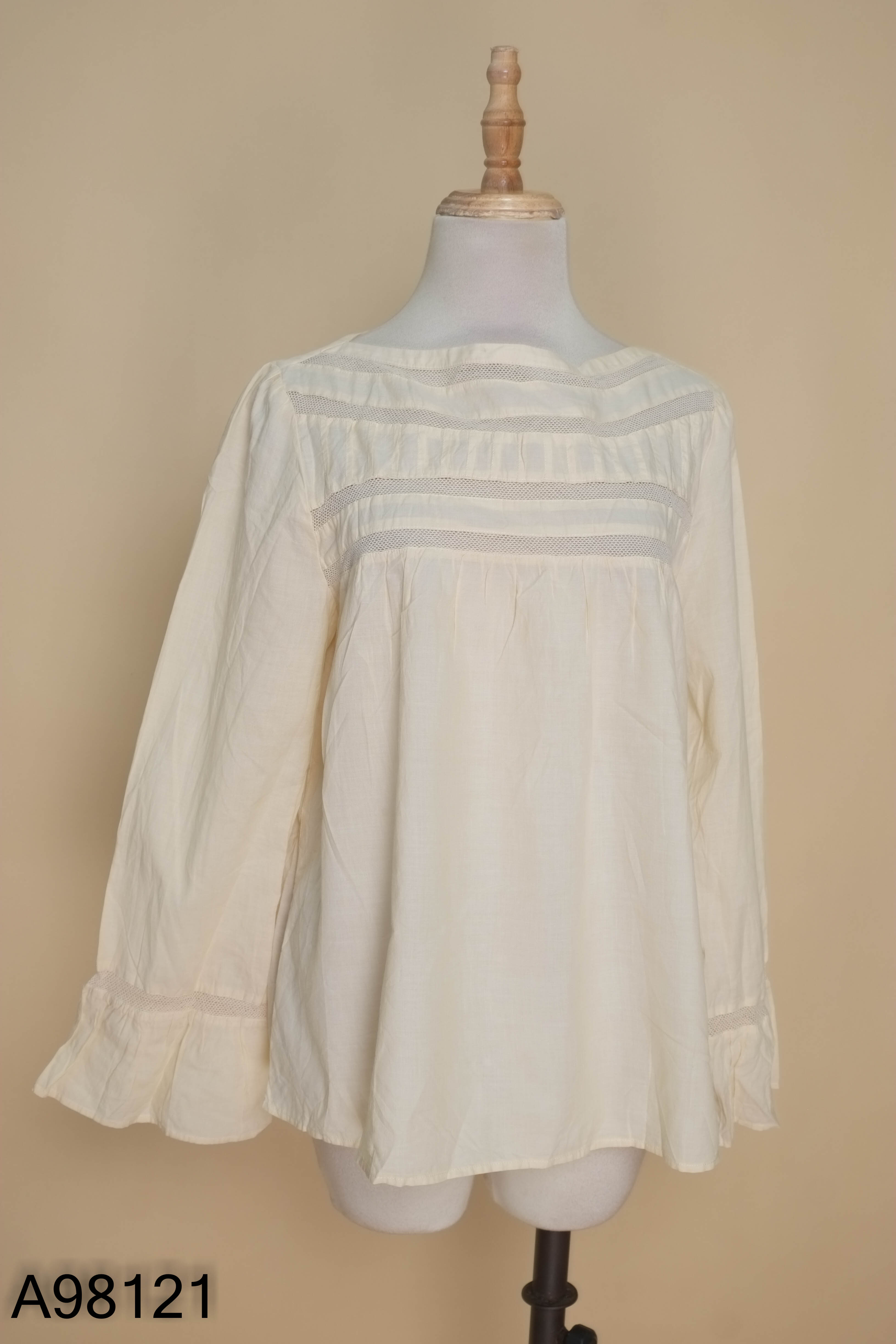 Áo kiểu be UNIQLO tay dài