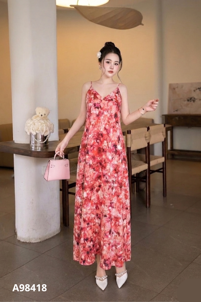Váy đỏ loang cổ tim