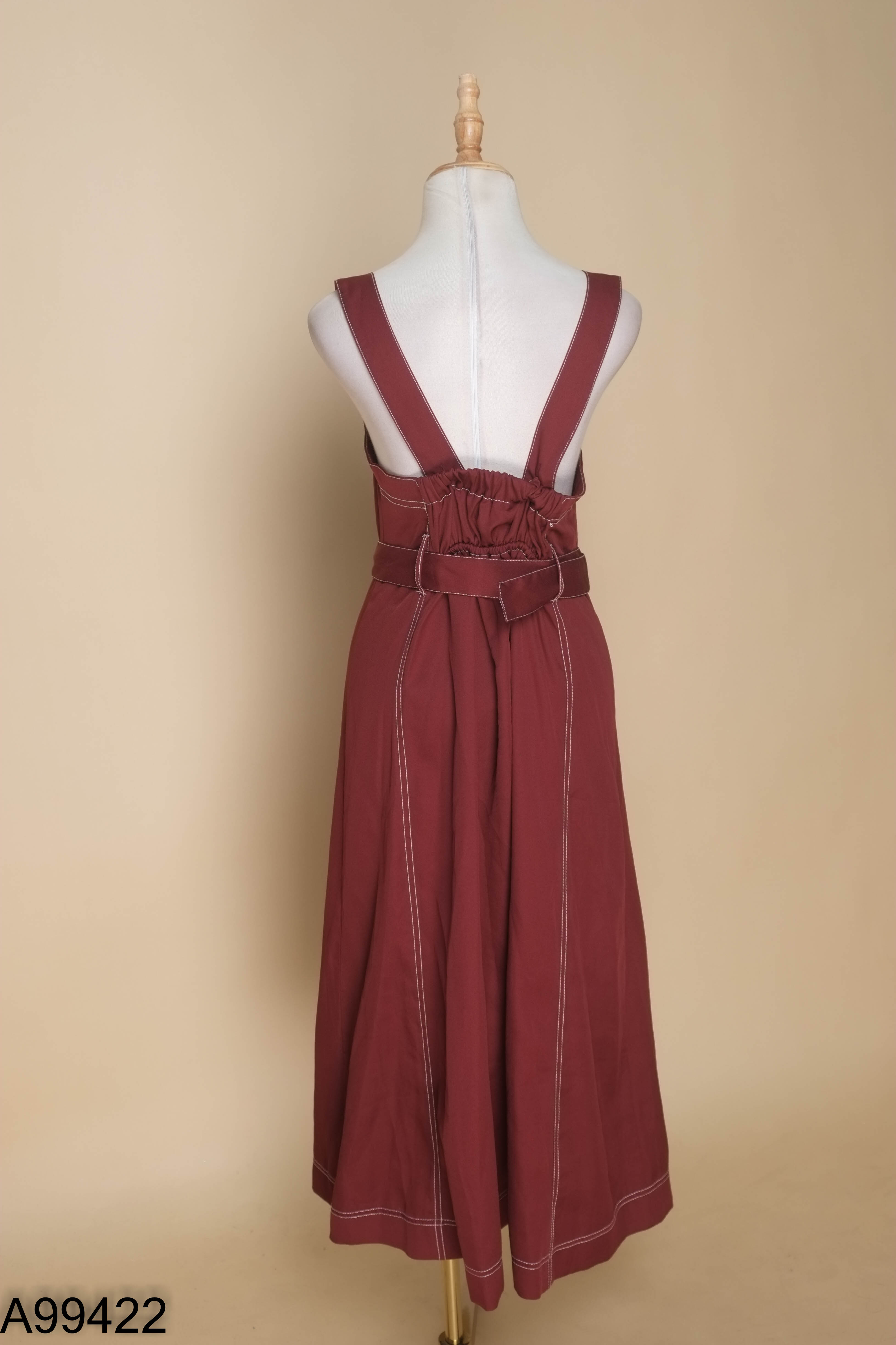 Váy 2 dây đỏ chỉ trắng