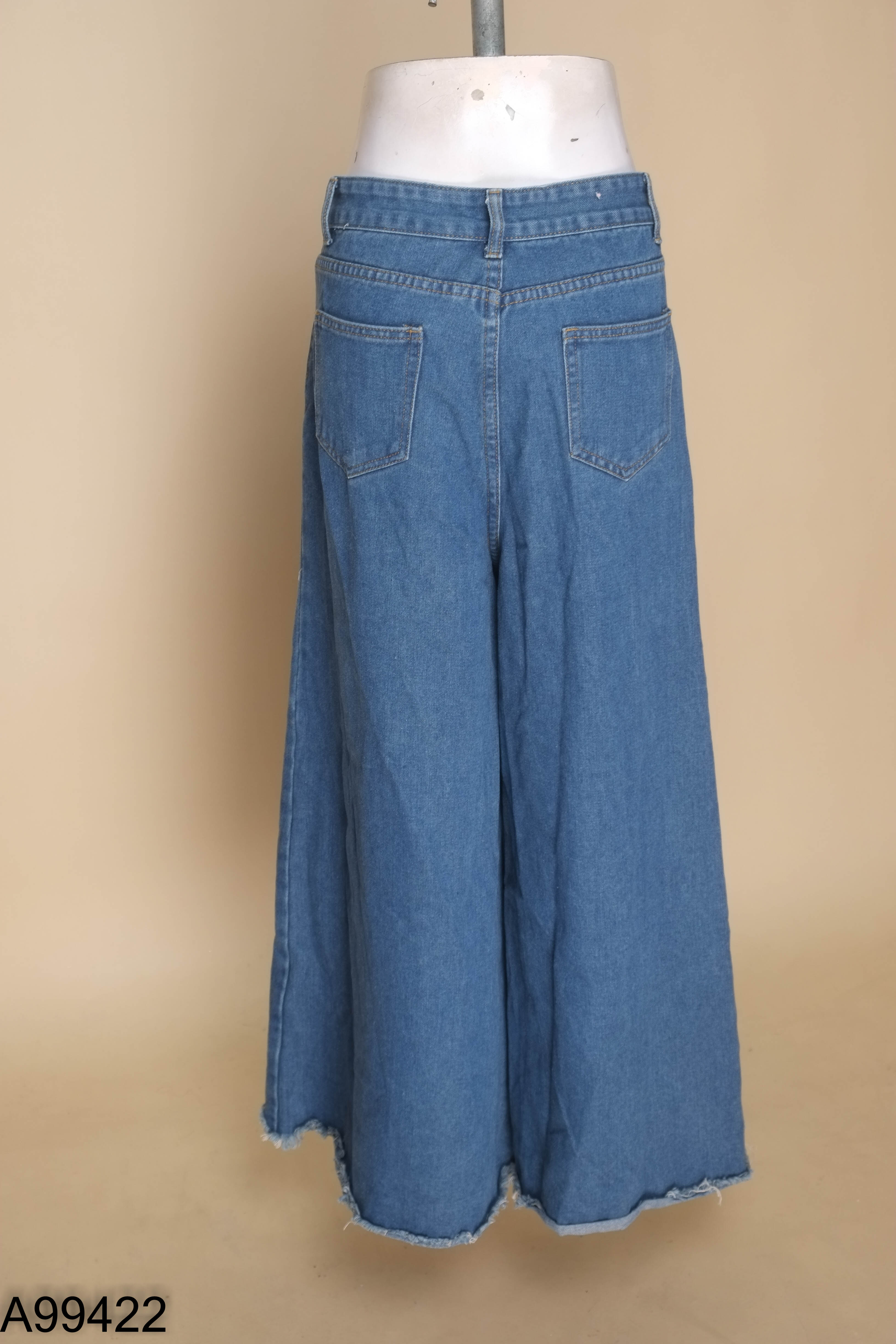 Quần jeans xanh suông tua rua ống