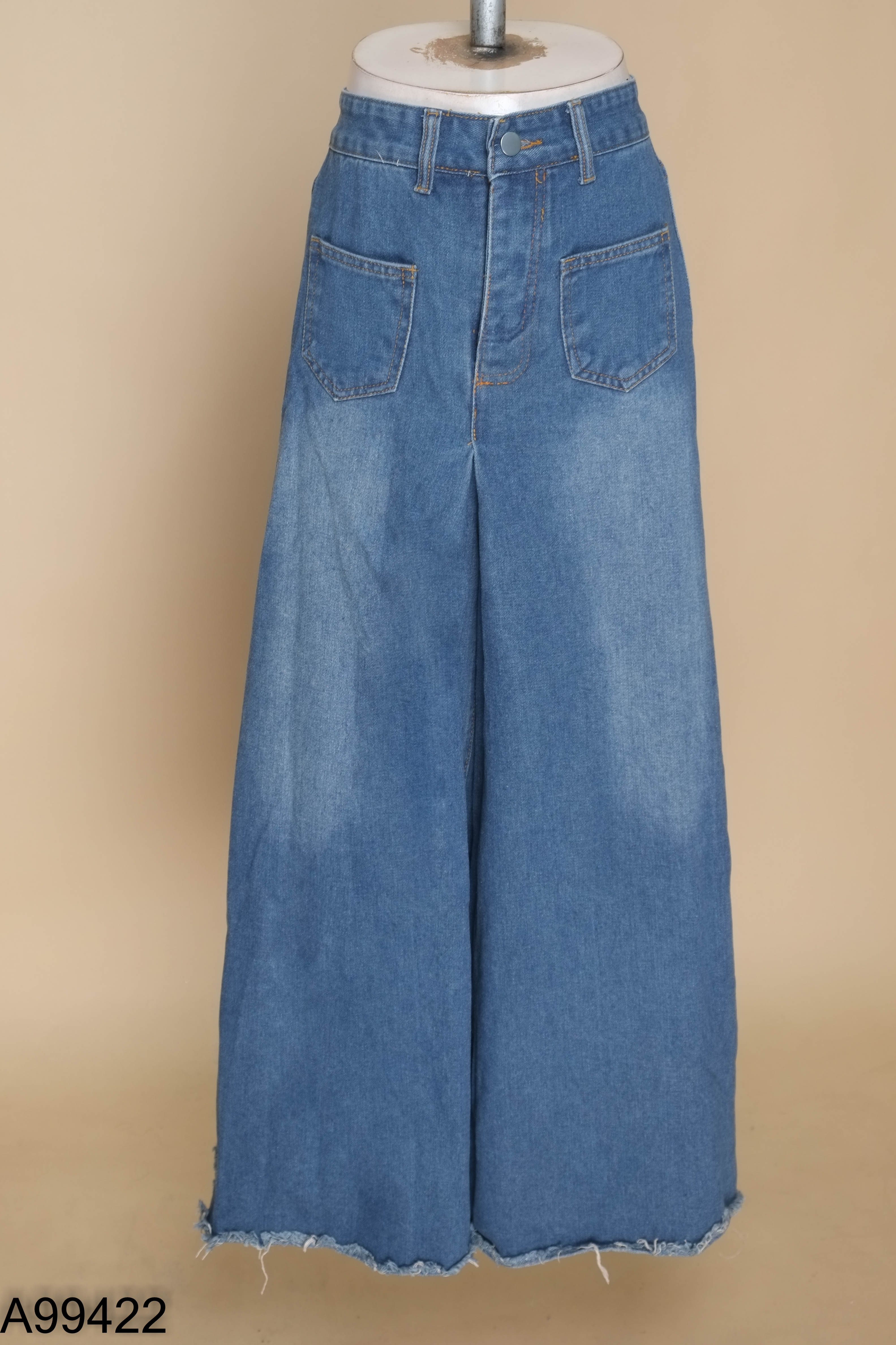 Quần jeans xanh suông tua rua ống