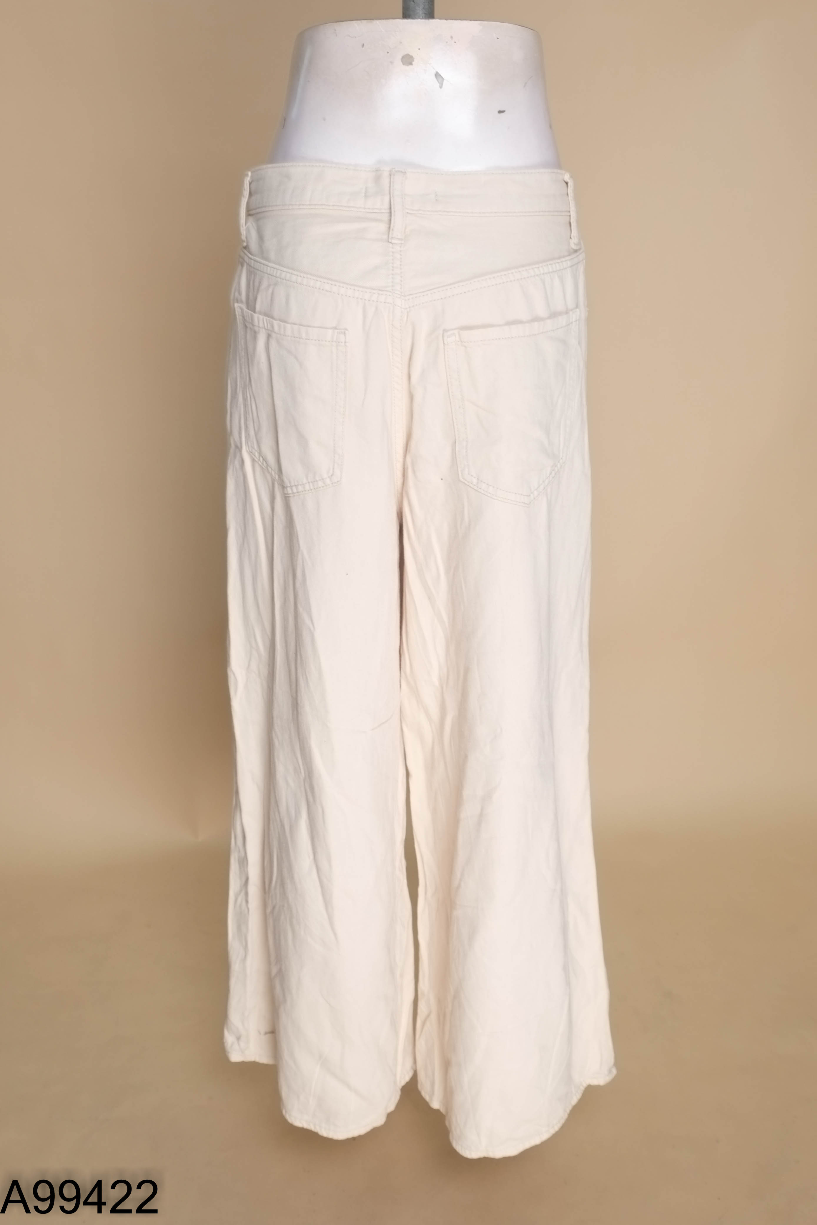 Quần jeans UNIQLO be suông