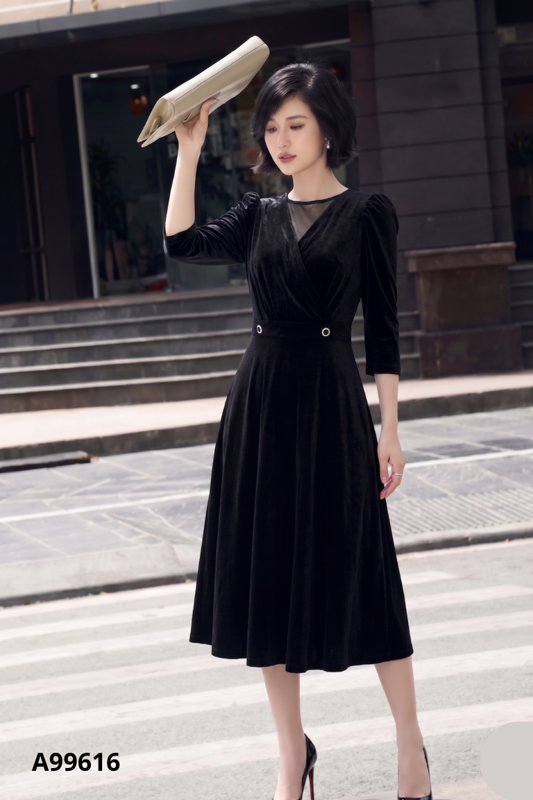 Váy nhung đen TRALI cổ V