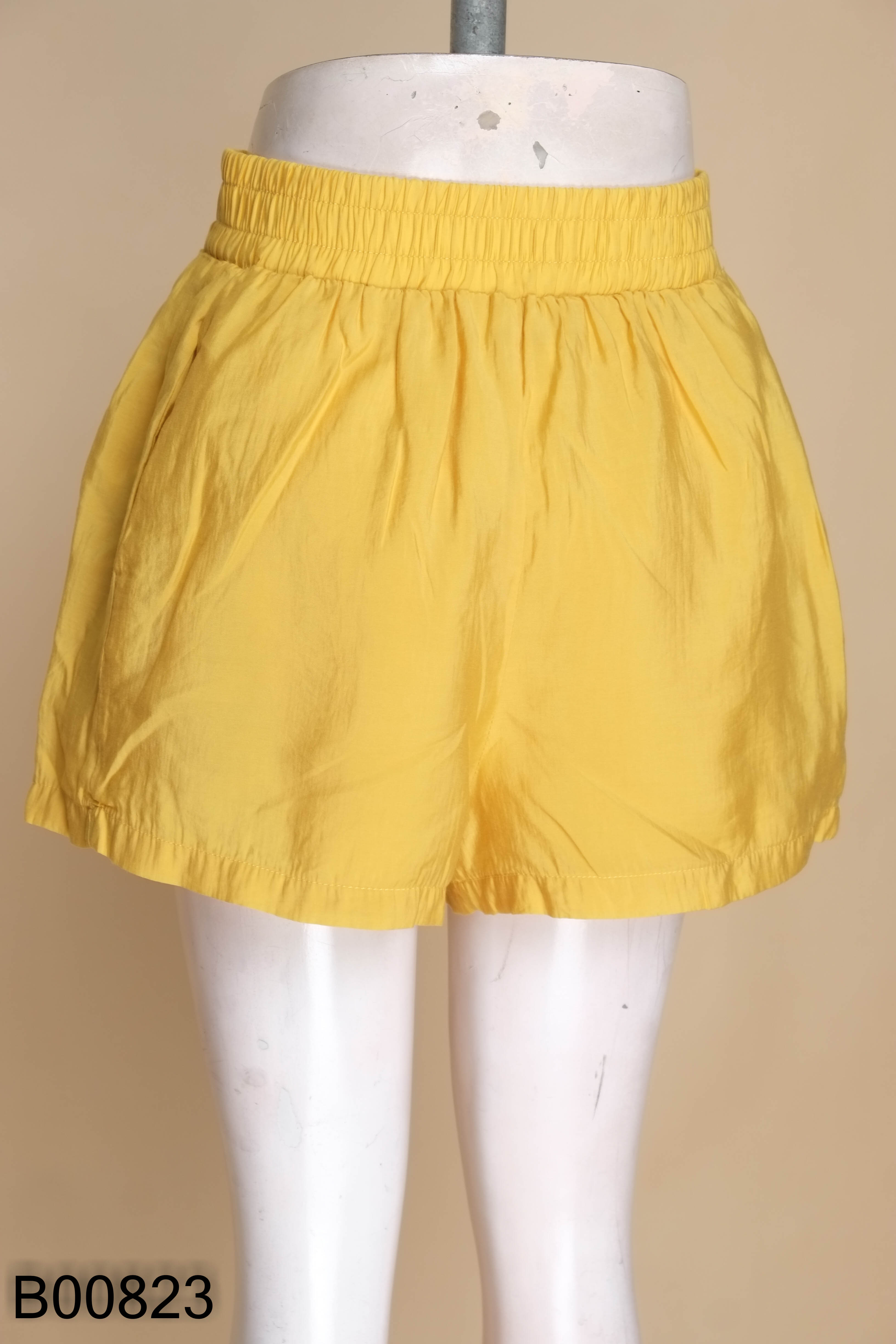 Quần short vàng trơn
