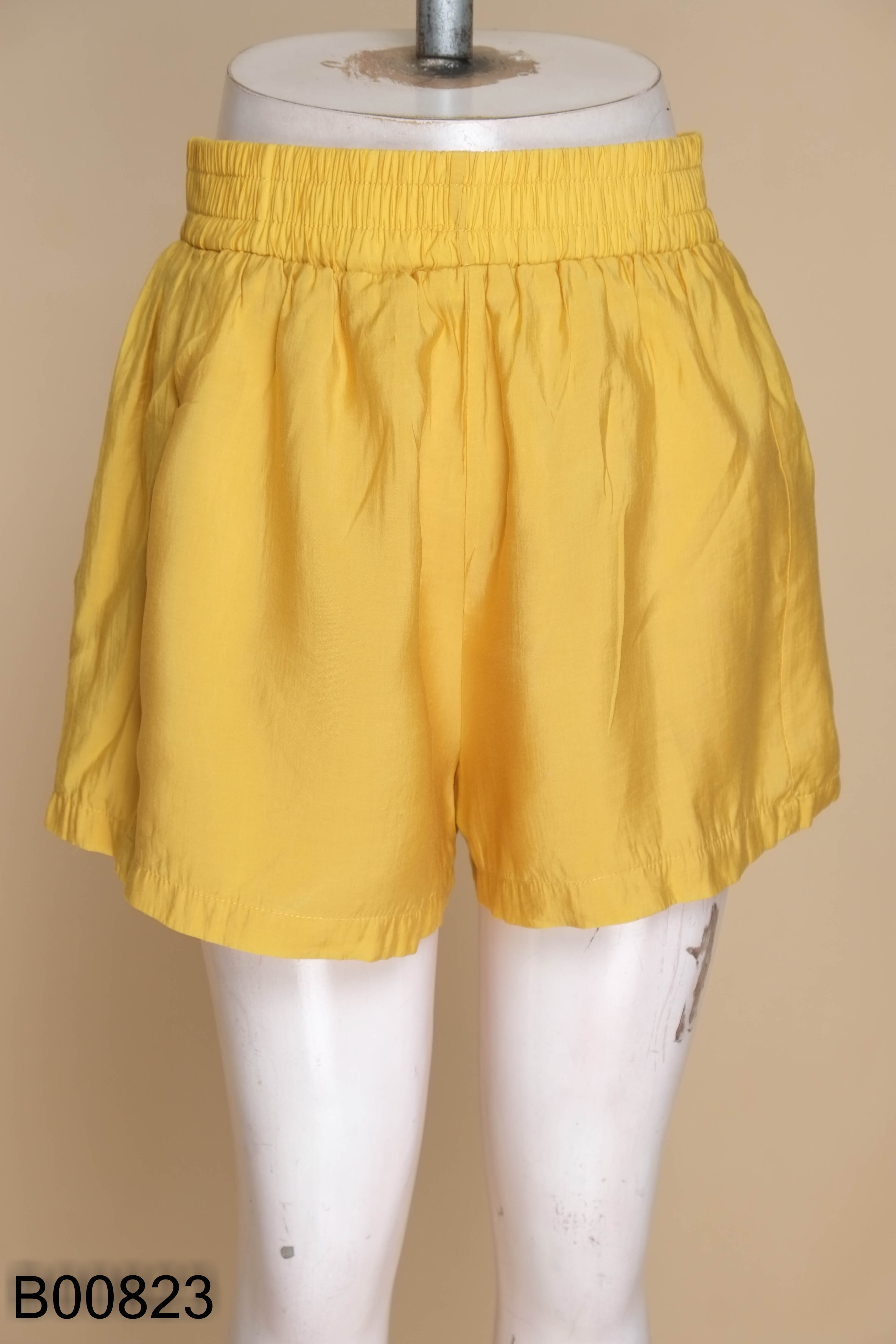 Quần short vàng trơn