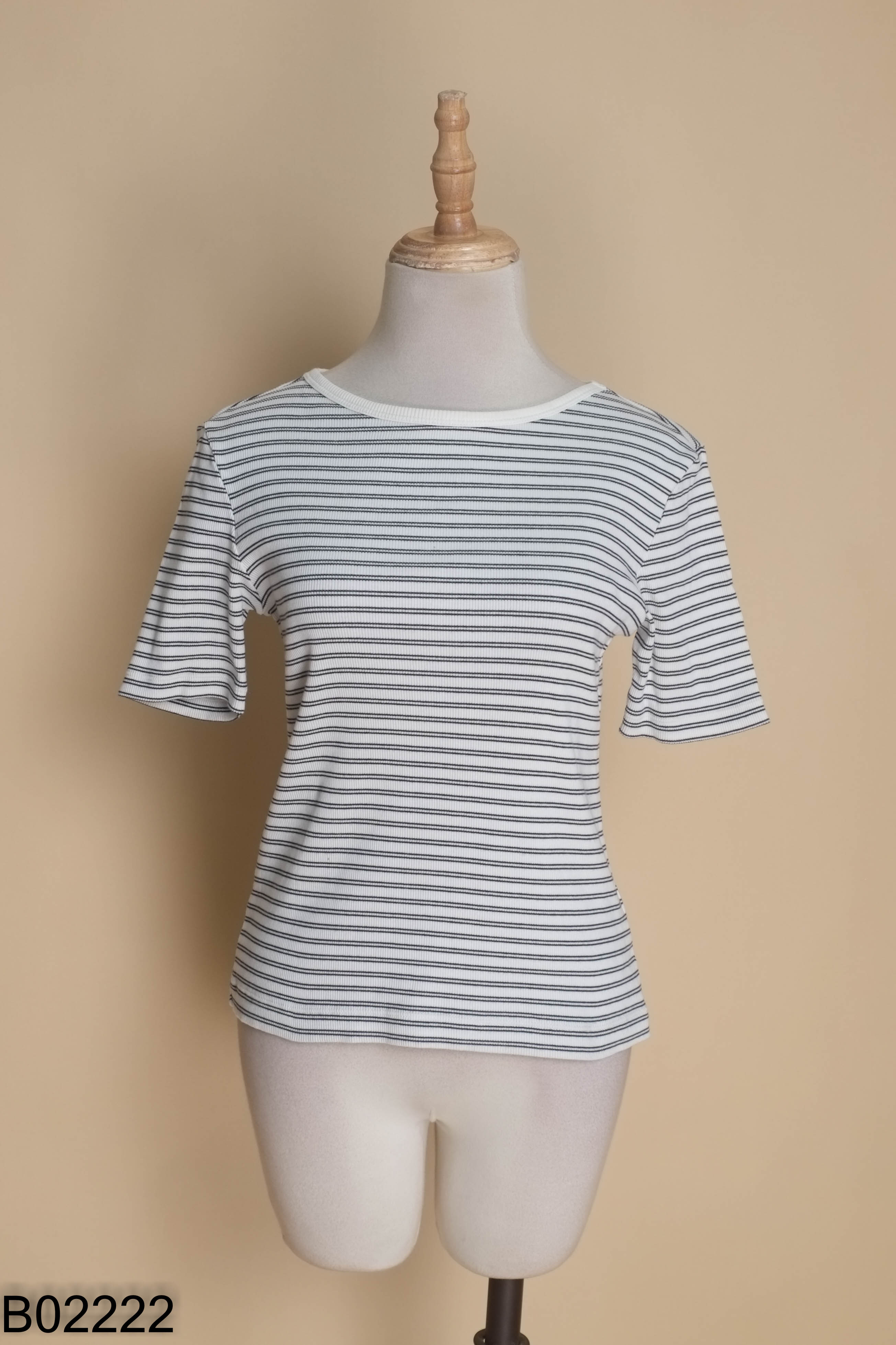 Áo thun trắng UNIQLO kẻ ngang
