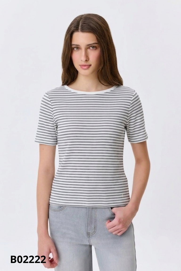 Áo thun trắng UNIQLO kẻ ngang