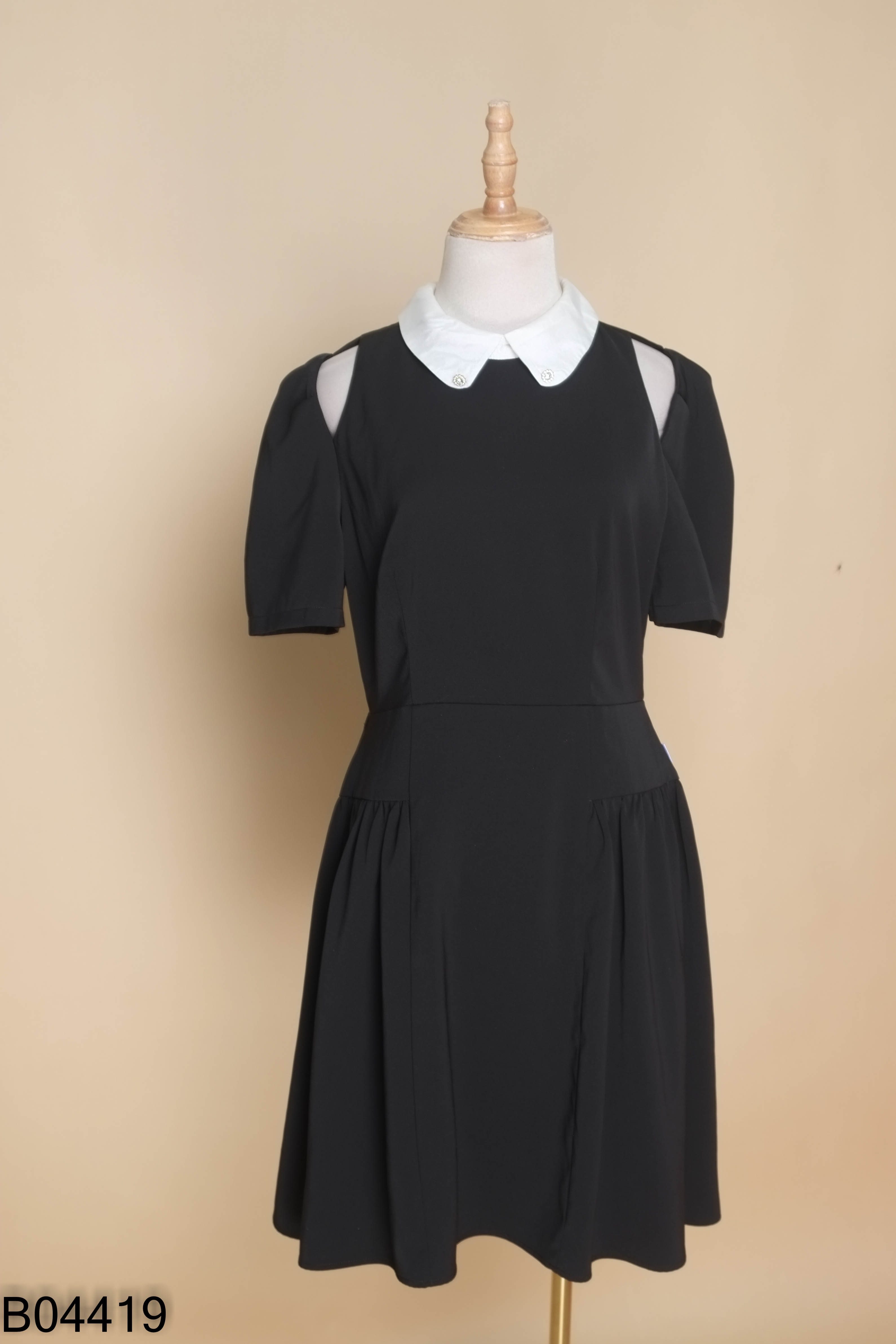 Váy đen MARY JANE cổ be cúc đá
