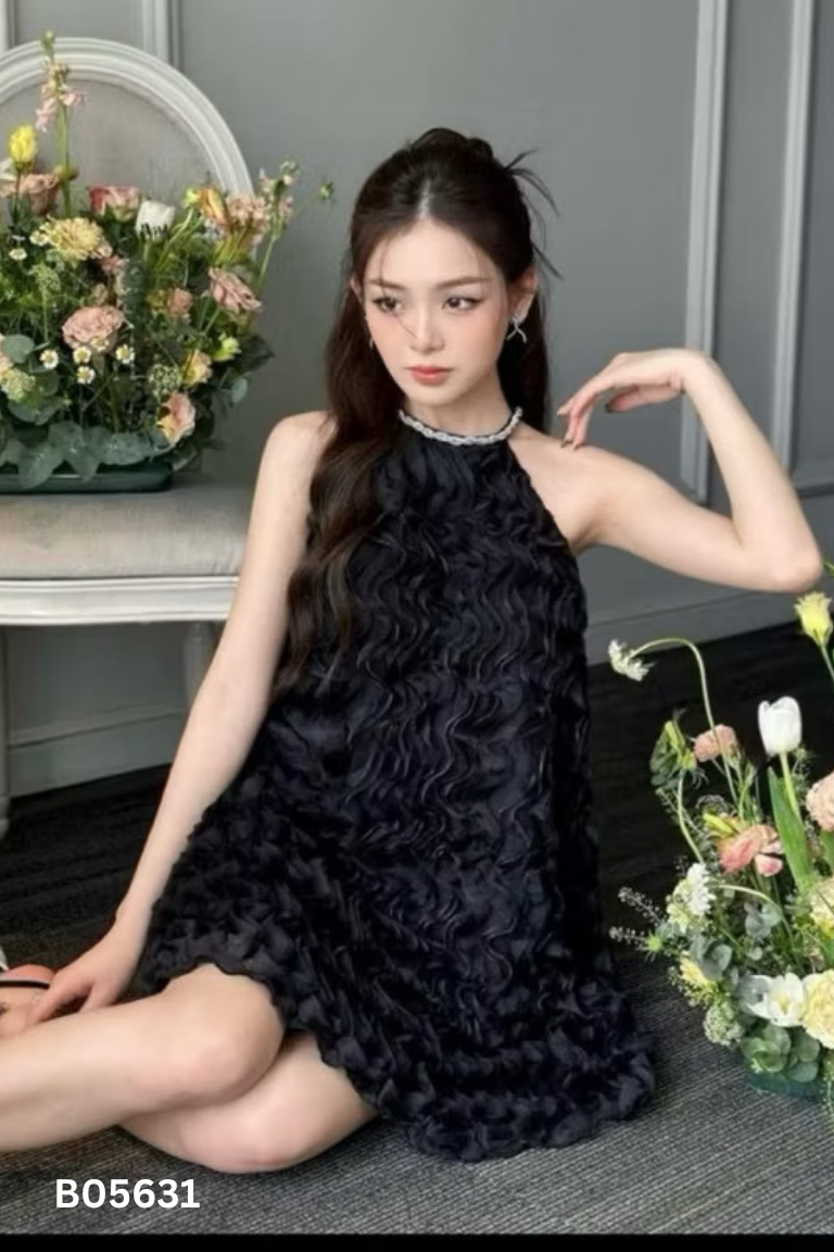 Váy đen cổ yếm đính đá
