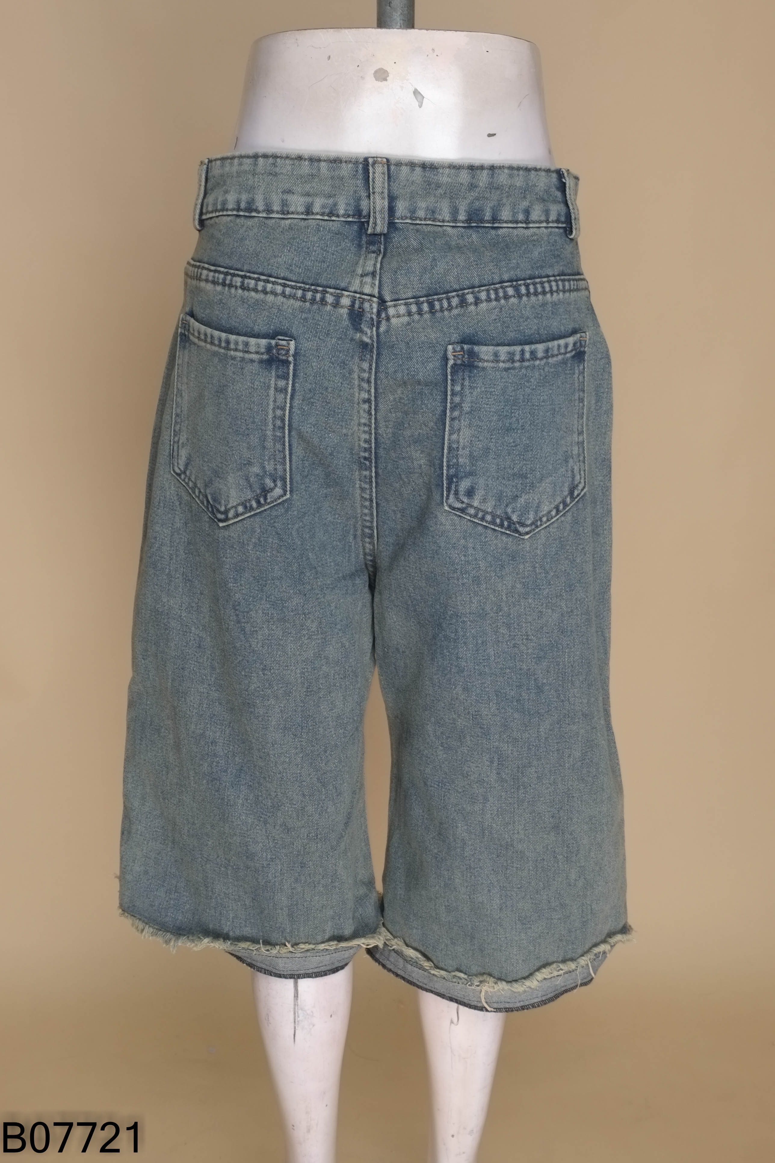 Quần jeans xanh lửng rách