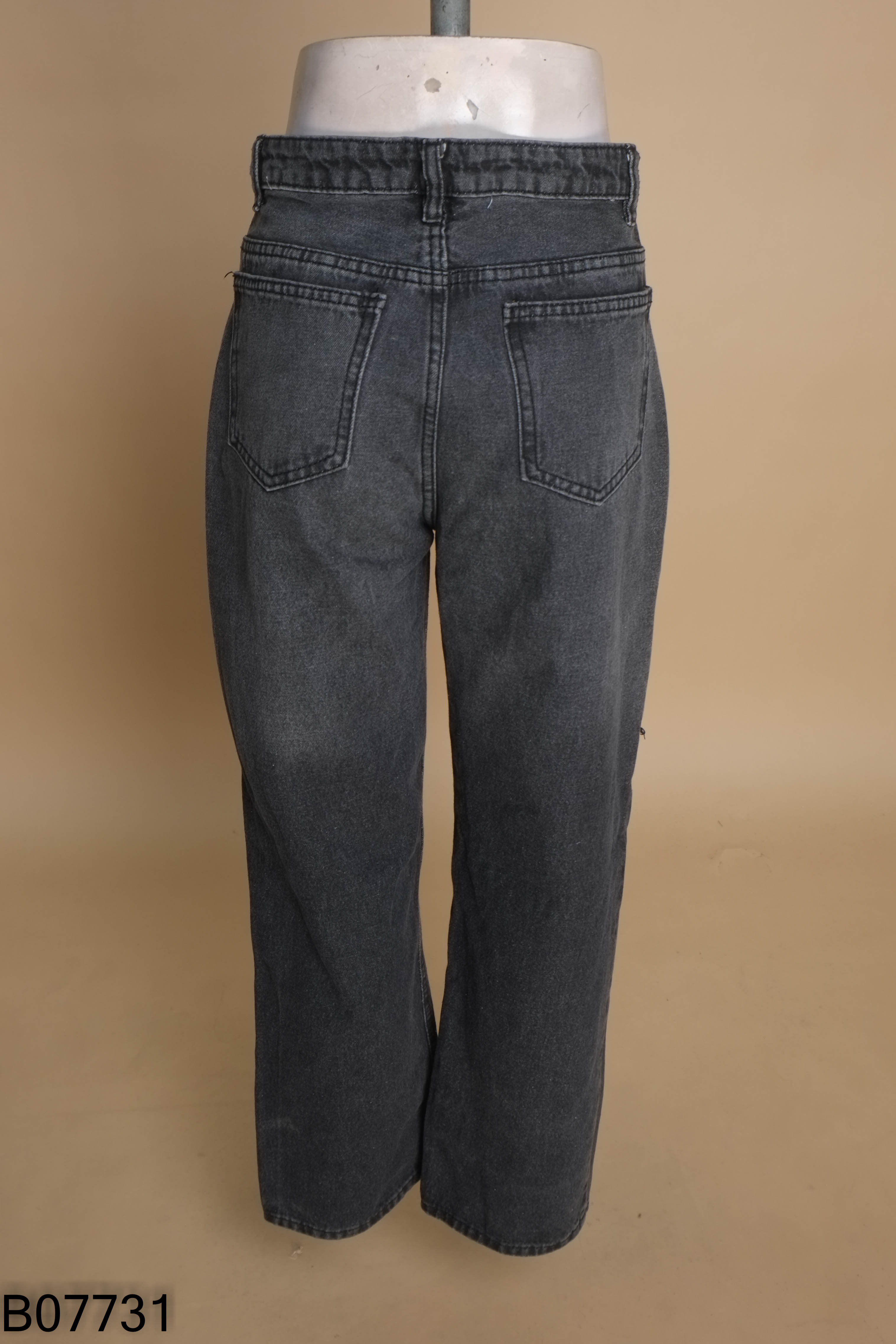 Quần jean đen rách gối