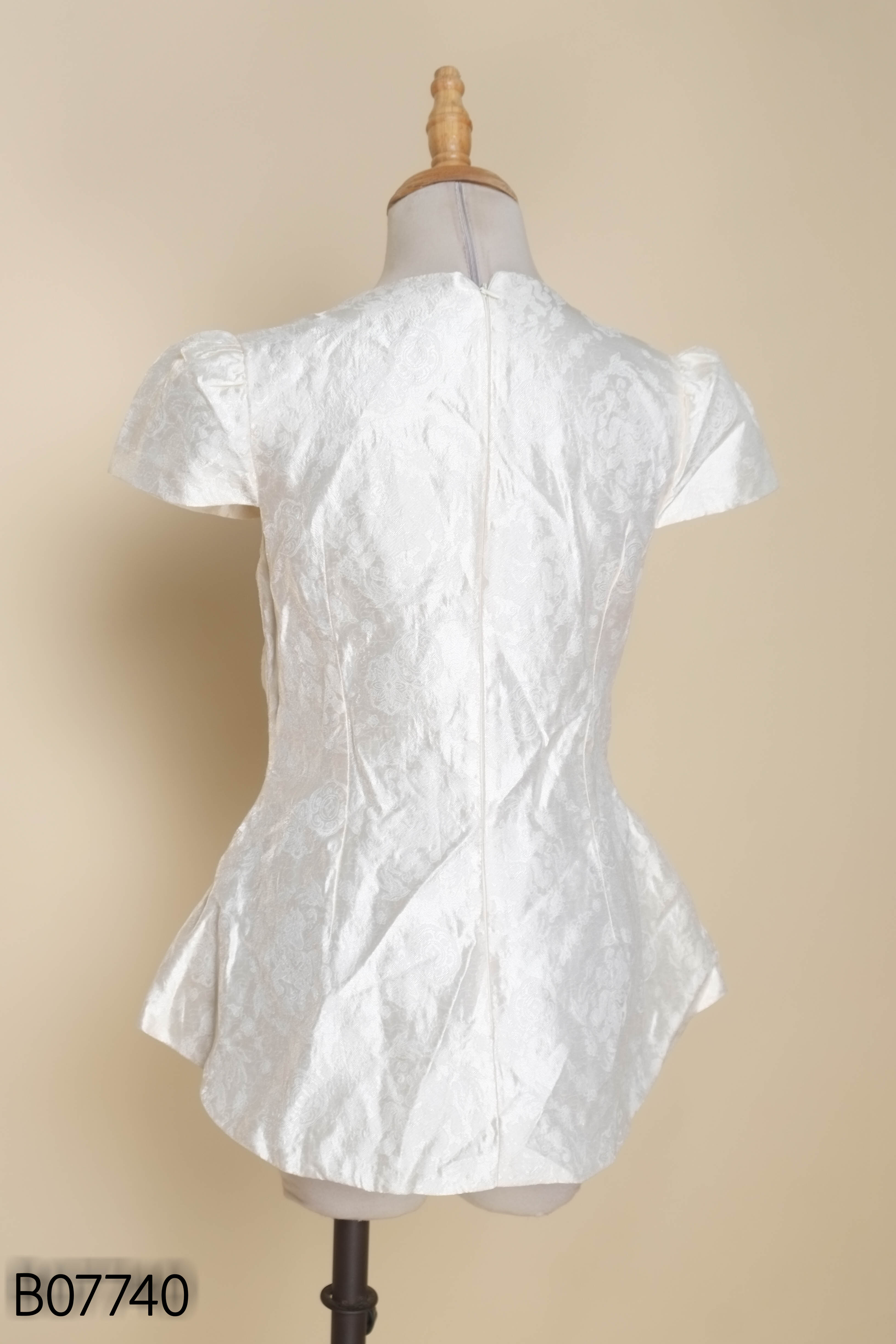 Áo gấm be MAISON SHEBYND thêu hình