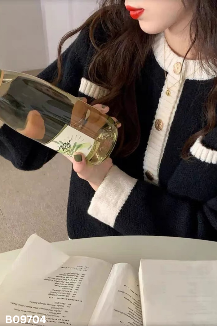 Áo len đen viền be