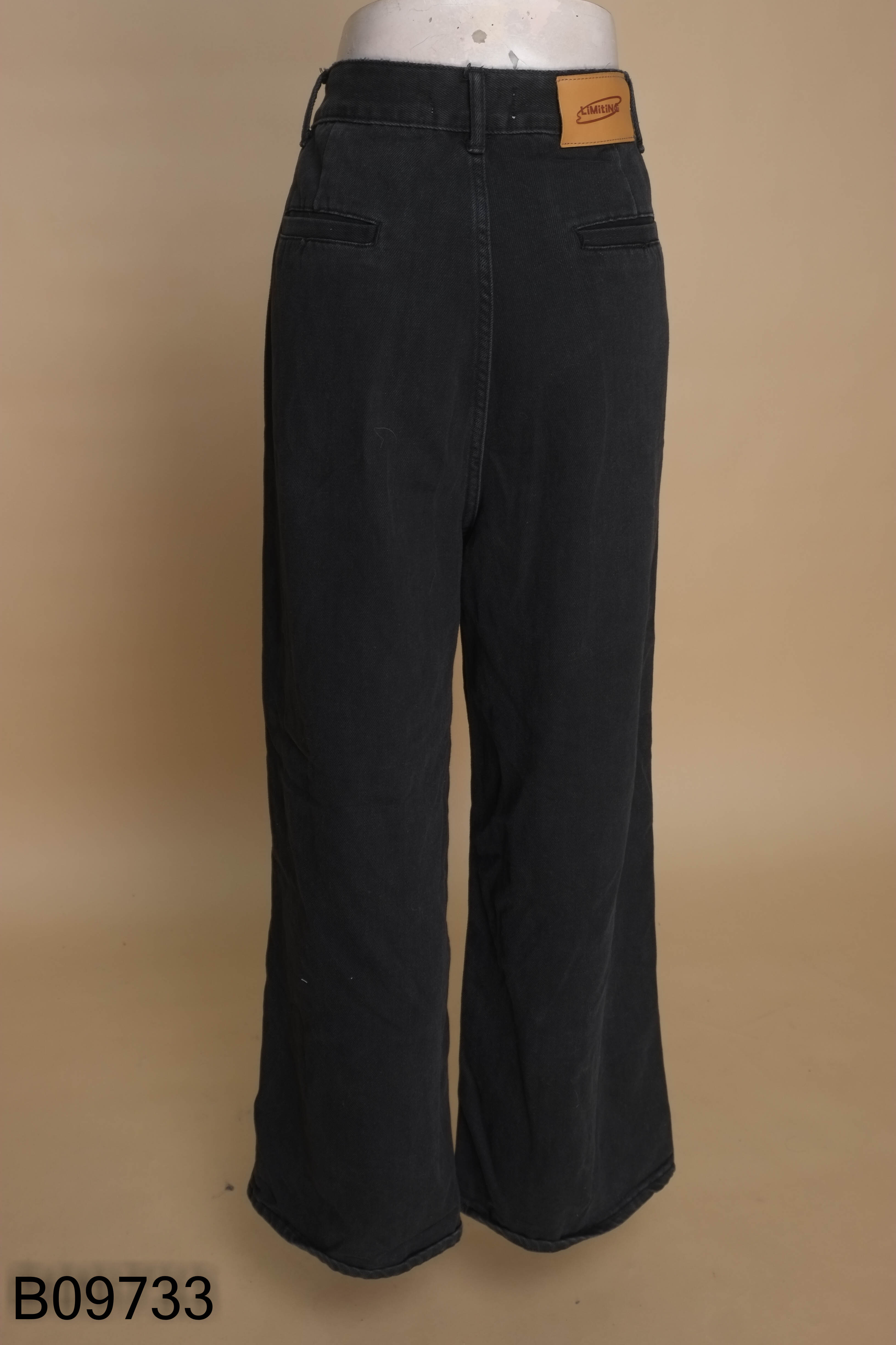 Quần jeans đen LIMITING ống suông