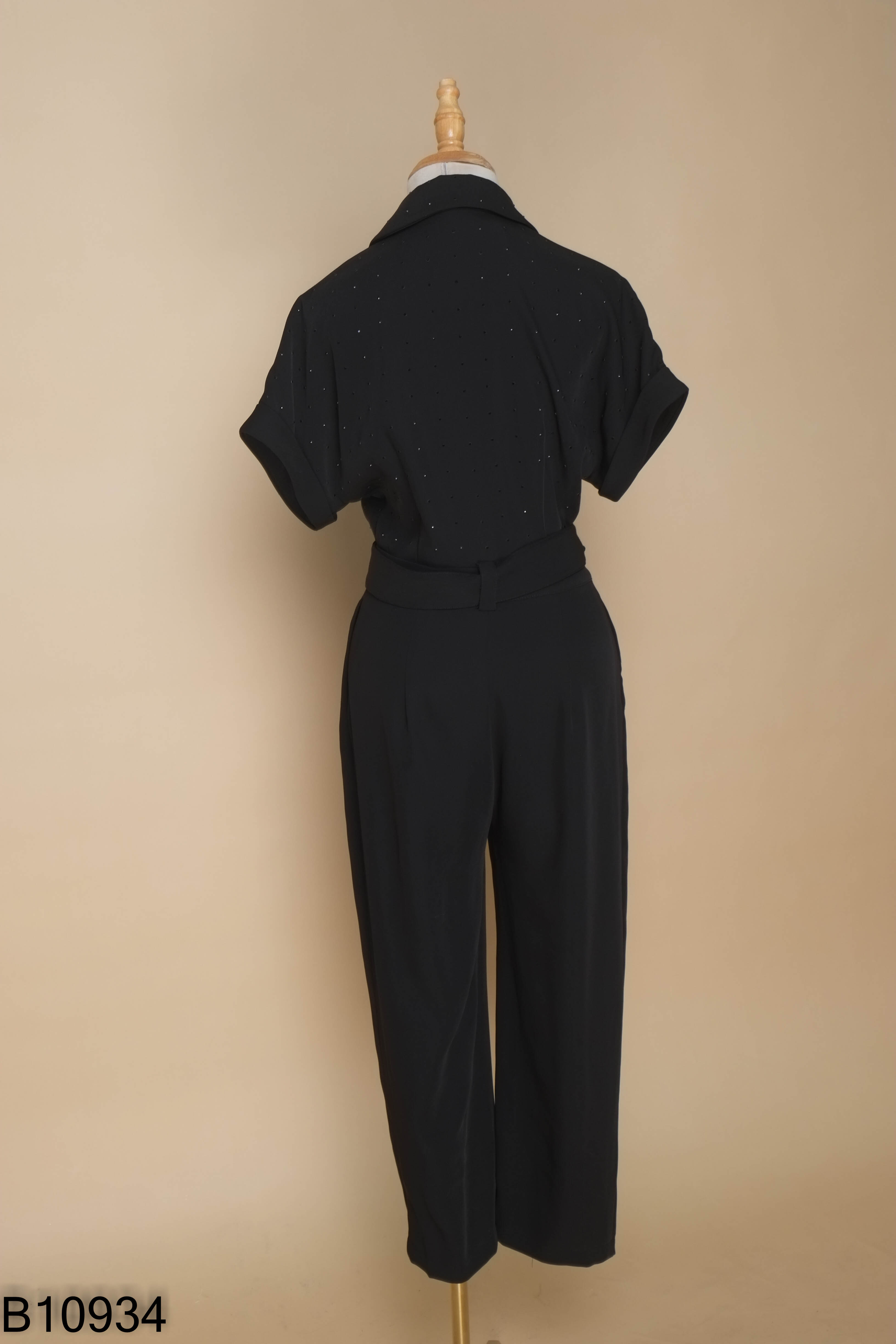Jumpsuit đen dài đính đá