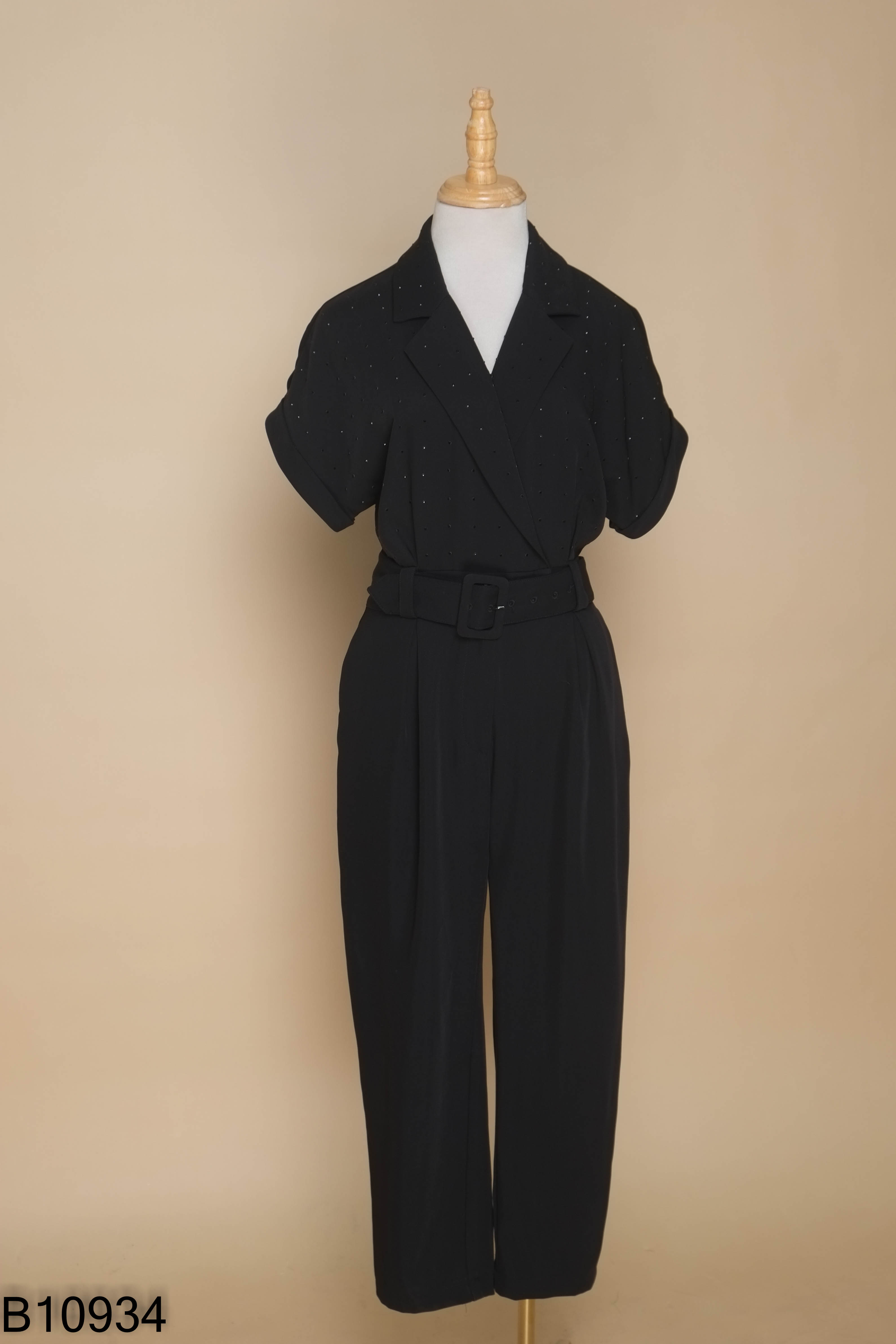 Jumpsuit đen dài đính đá