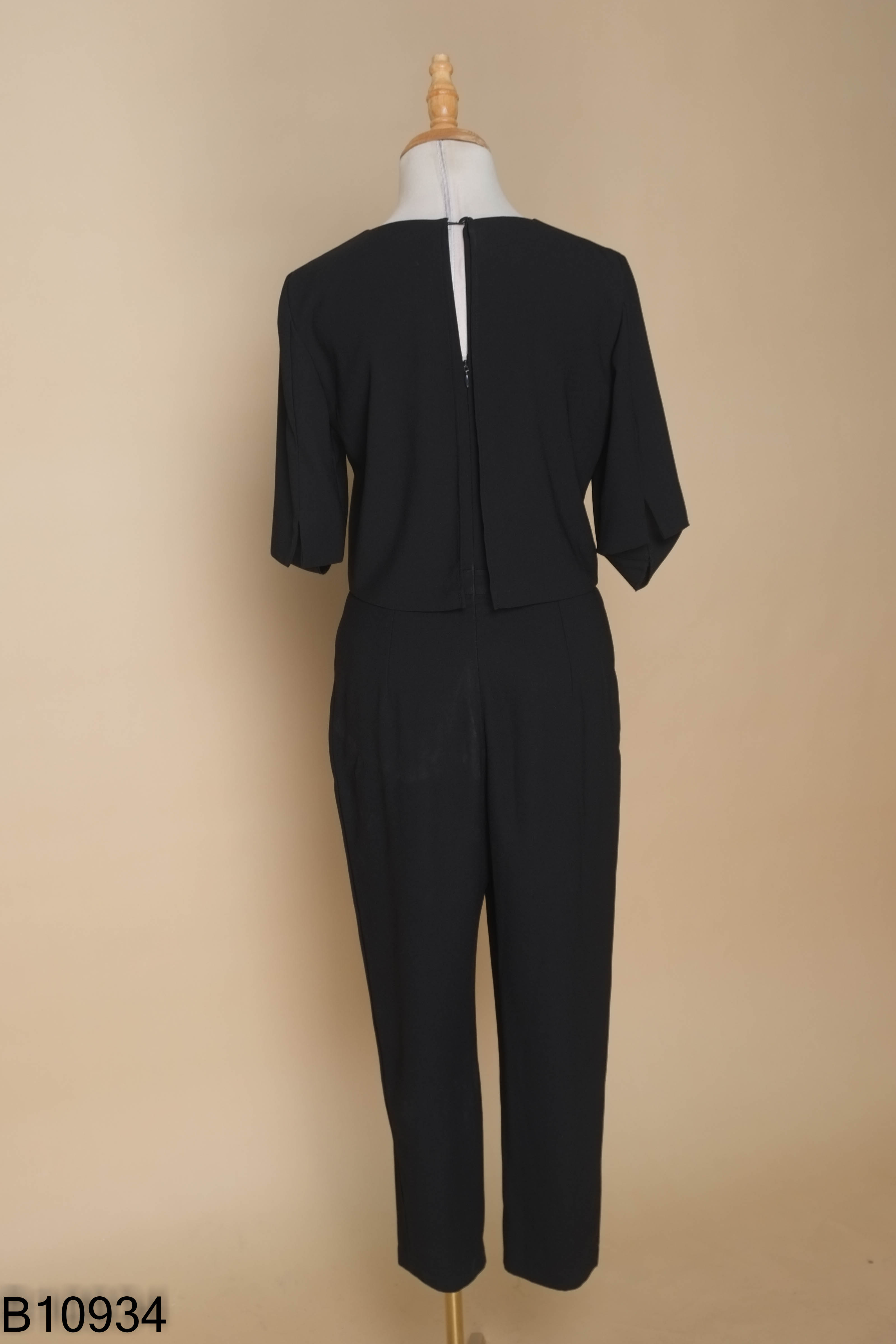 Jumpsuit đen HOBBS xẻ vạt lưng