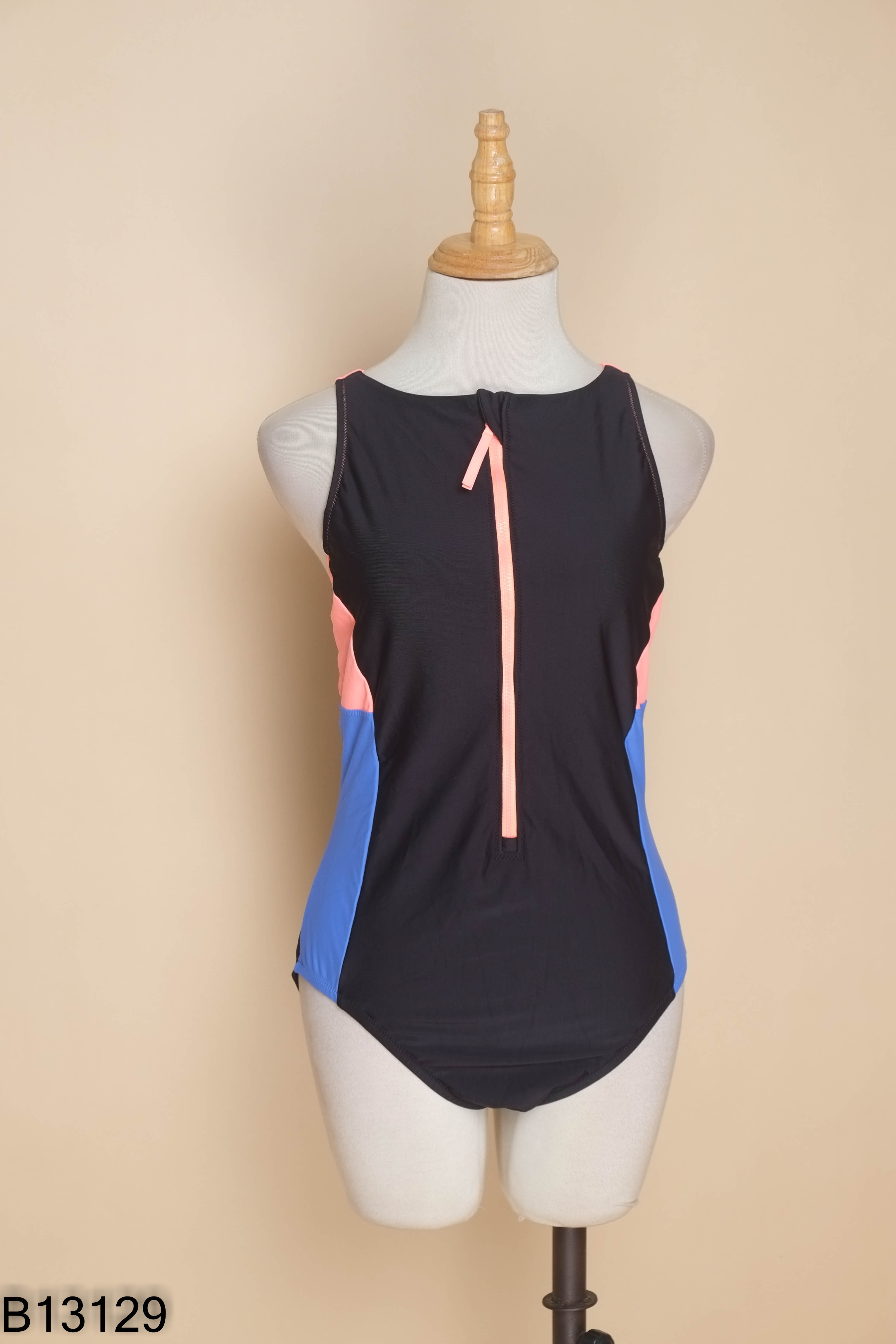 Jumpsuit đen mix cam xanh