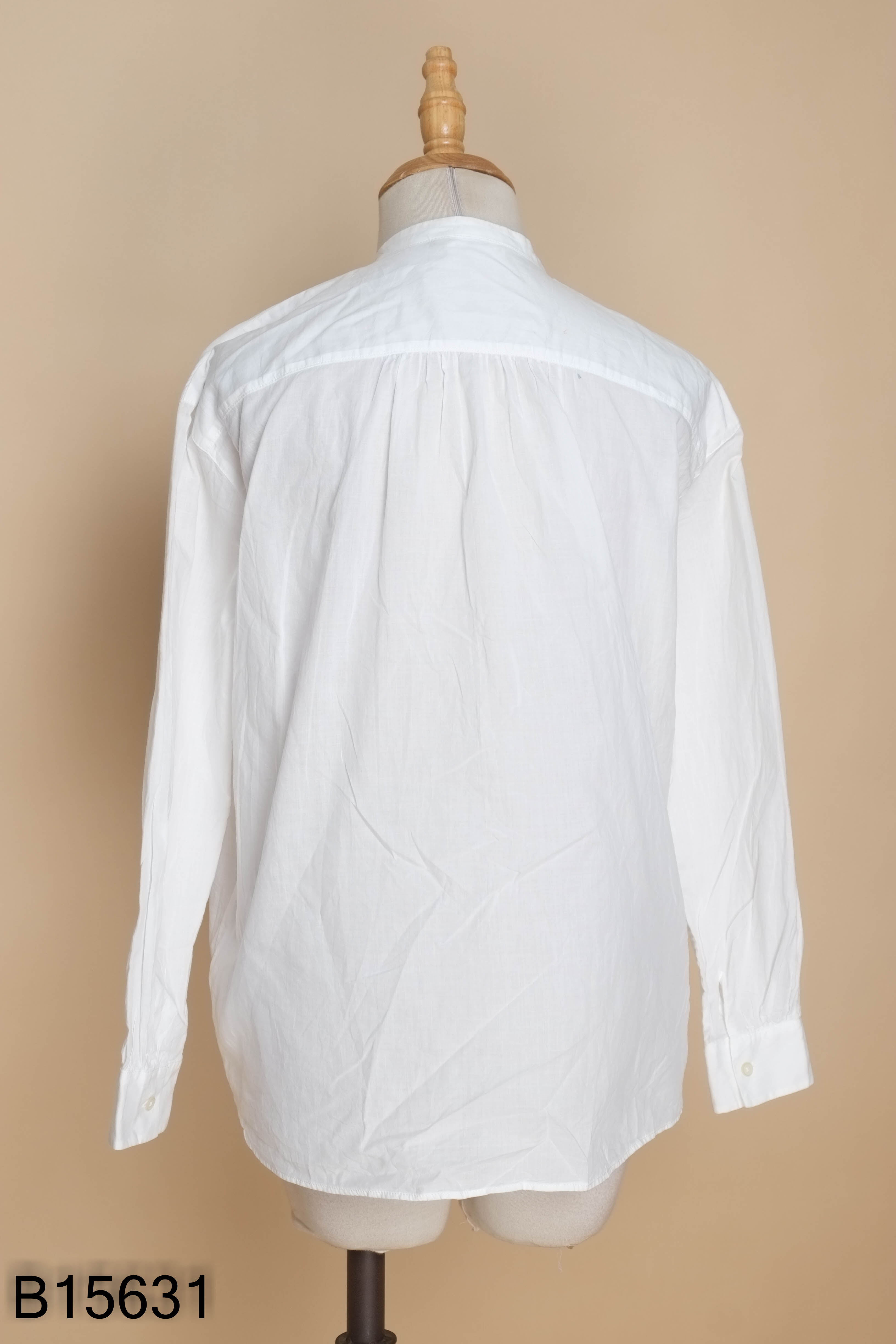 Áo sơ mi UNIQLO trắng cổ tròn