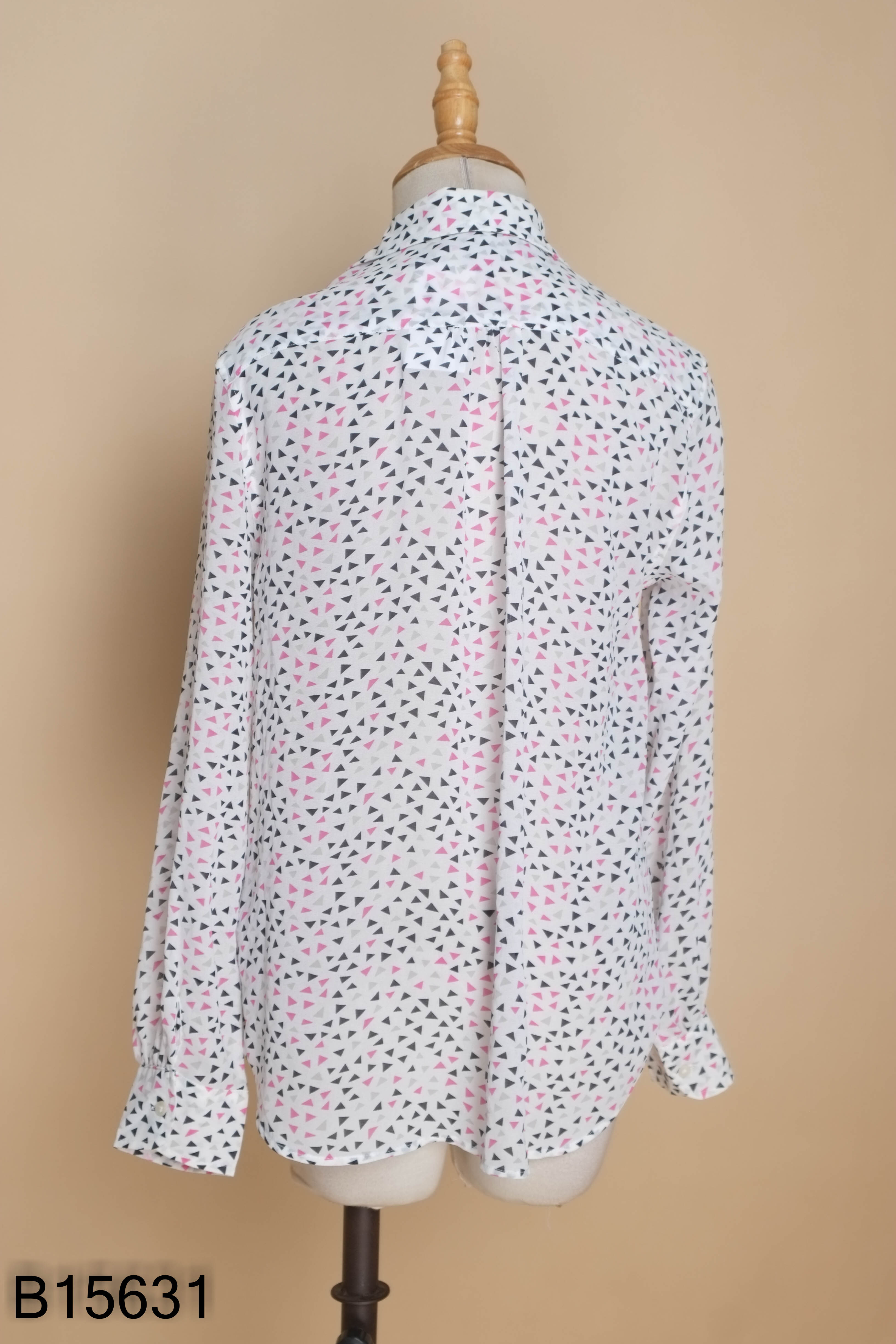 Áo sơ mi UNIQLO trắng họa tiết