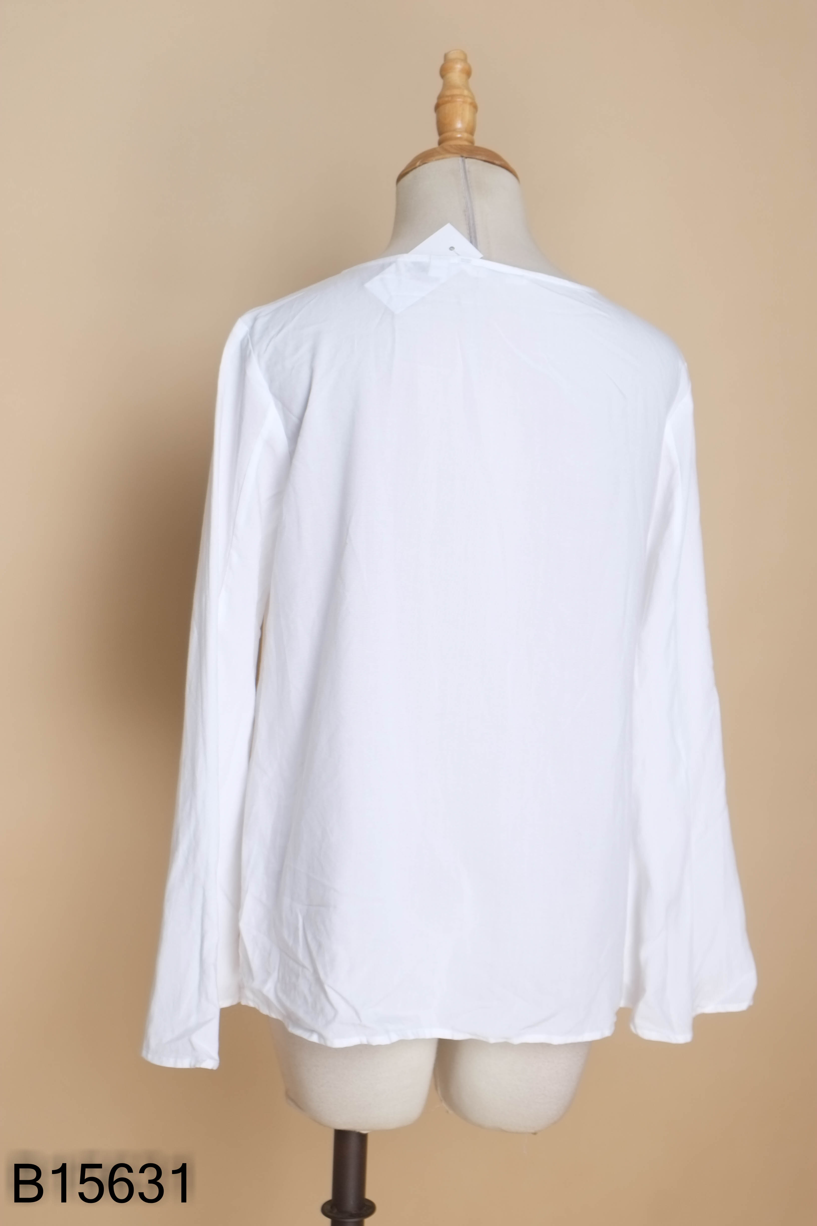 Áo UNIQLO trắng cổ tròn