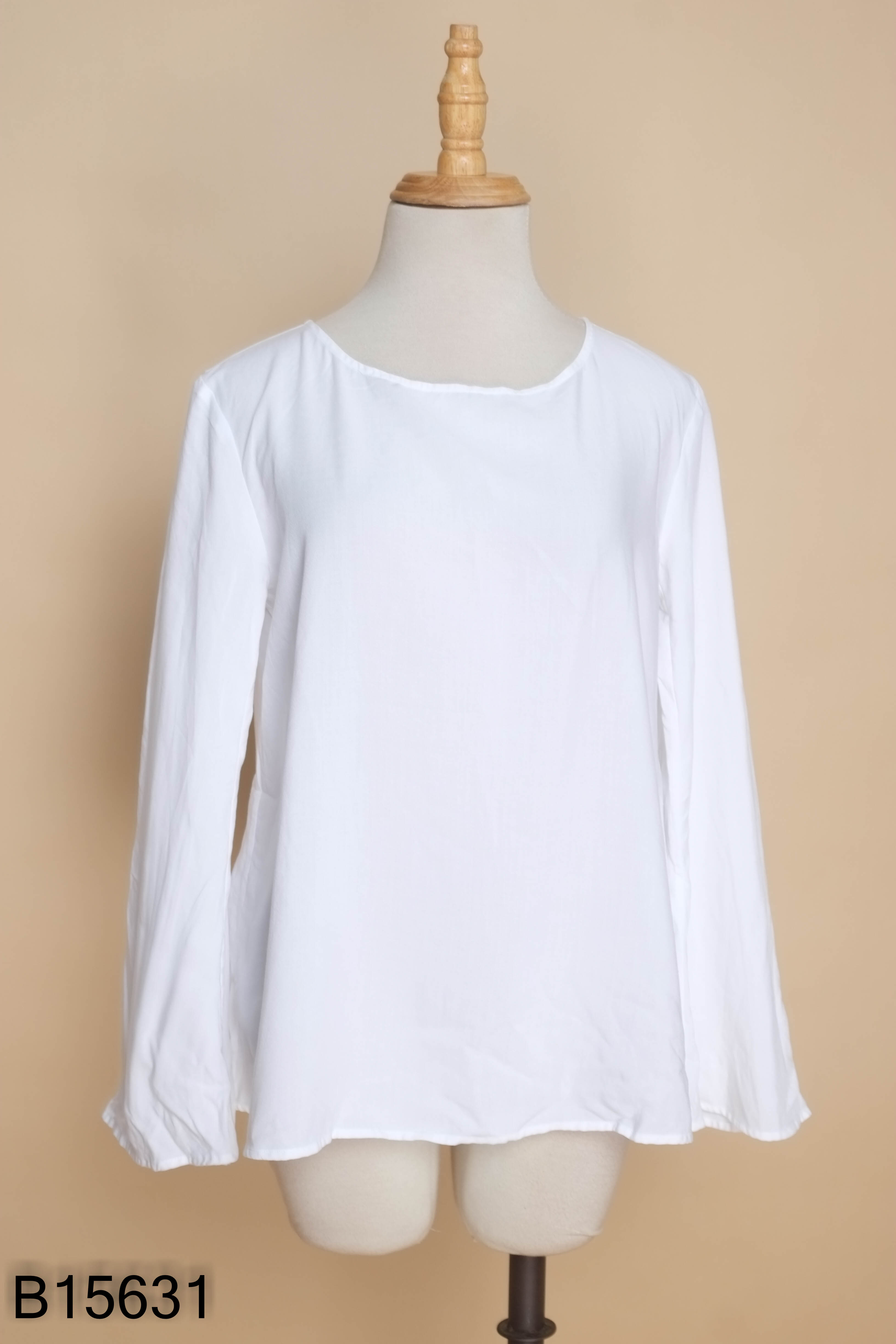 Áo UNIQLO trắng cổ tròn