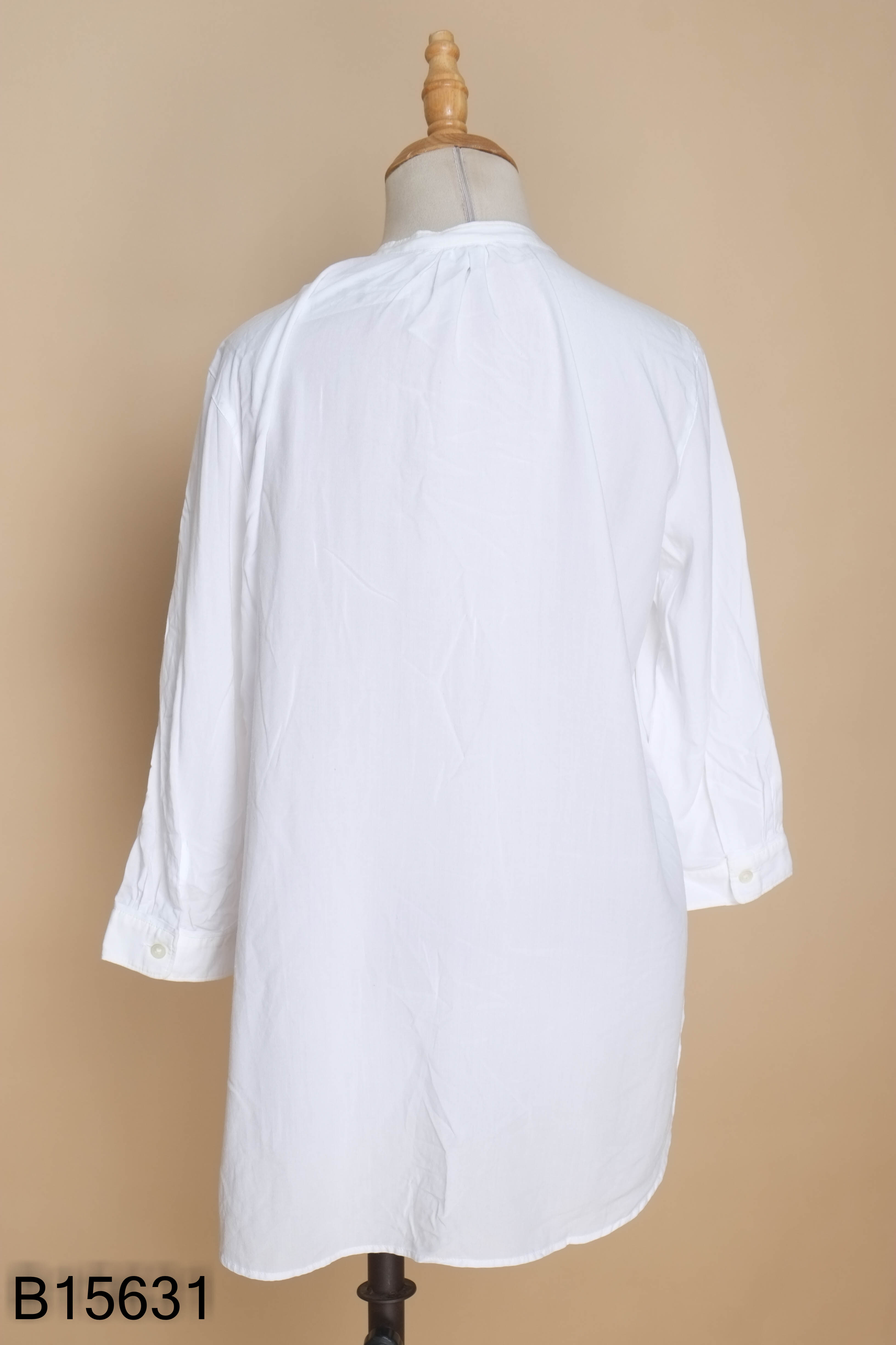 Áo UNIQLO trắng cổ tàu