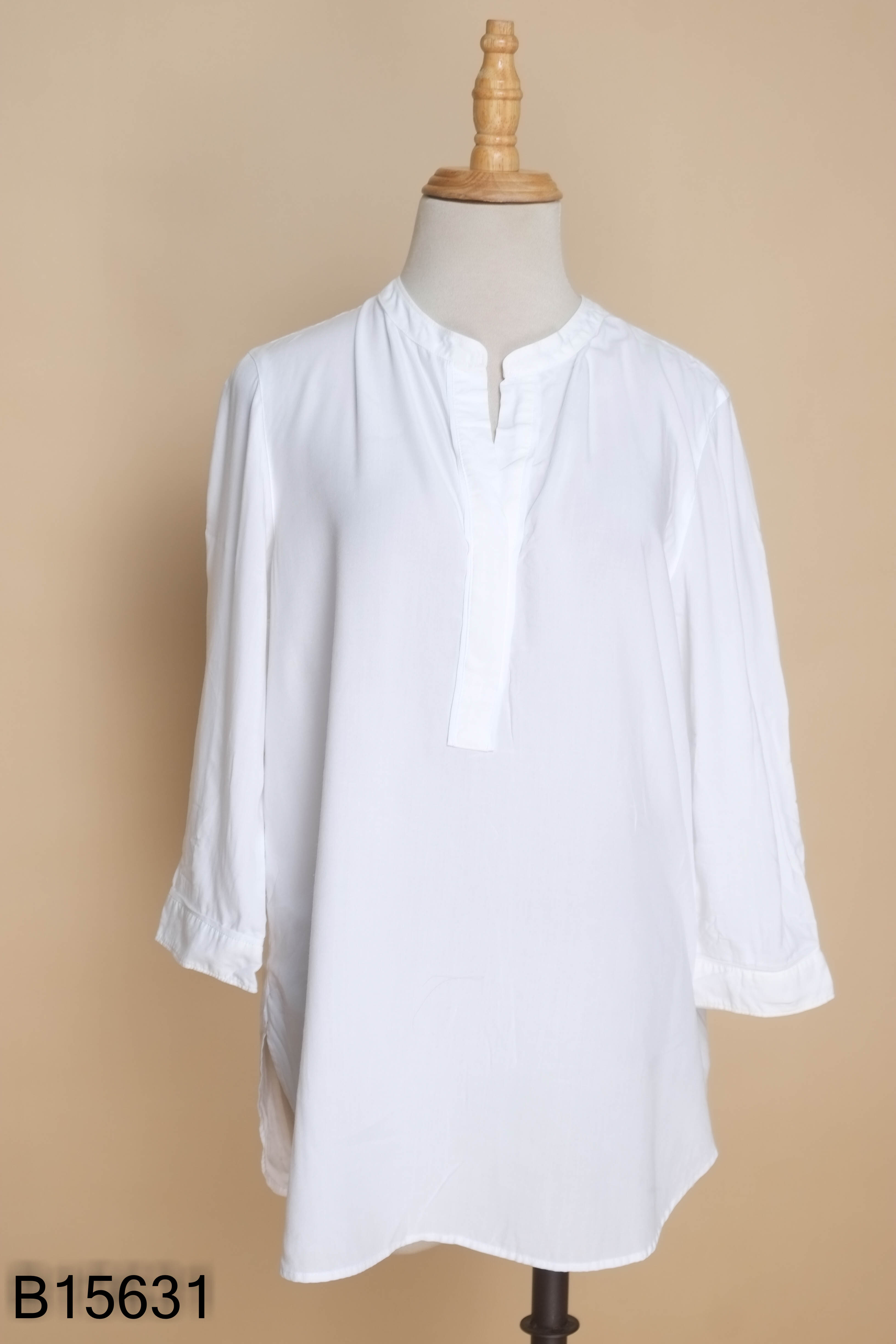 Áo UNIQLO trắng cổ tàu