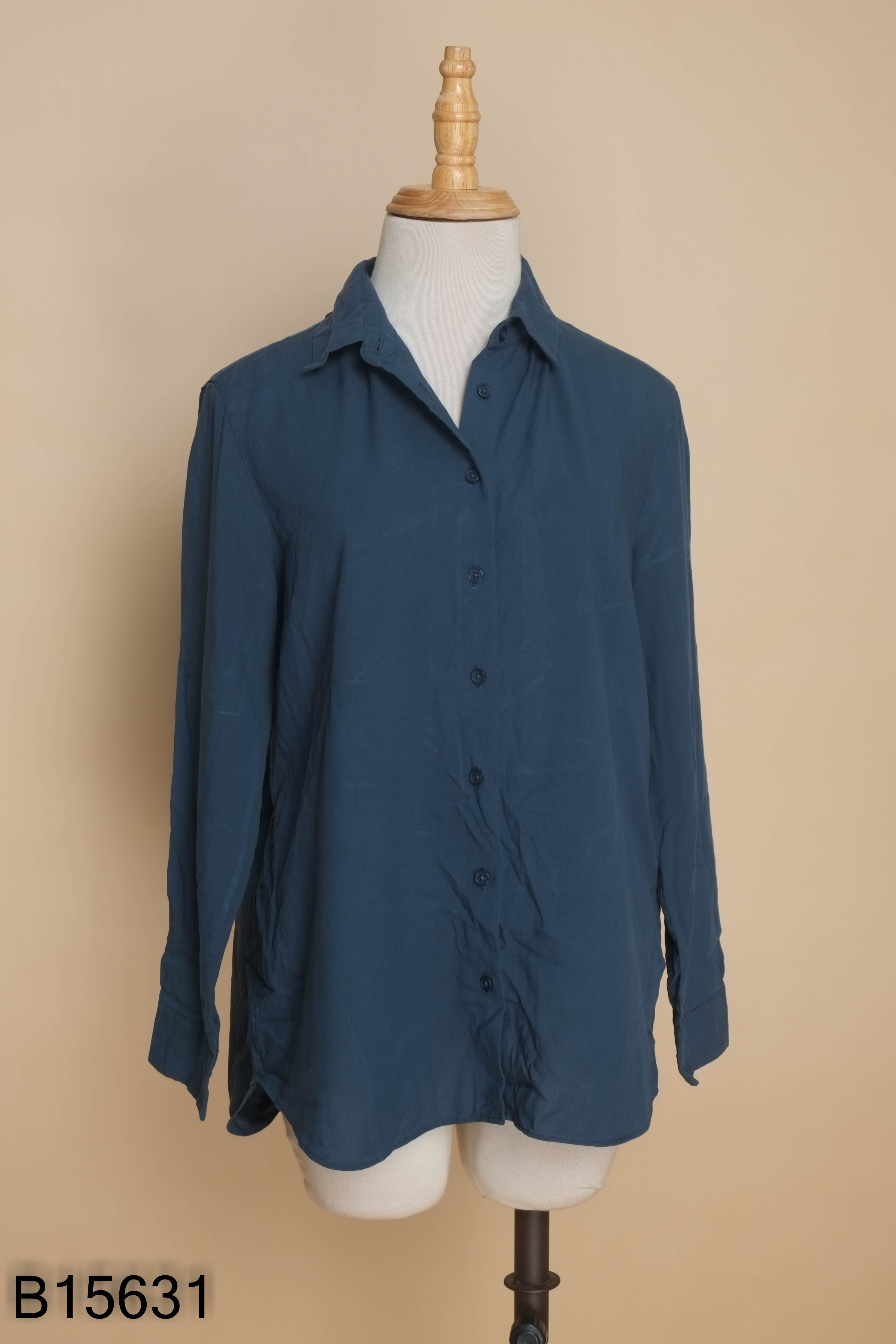 Áo sơ mi UNIQLO xanh cổ vịt