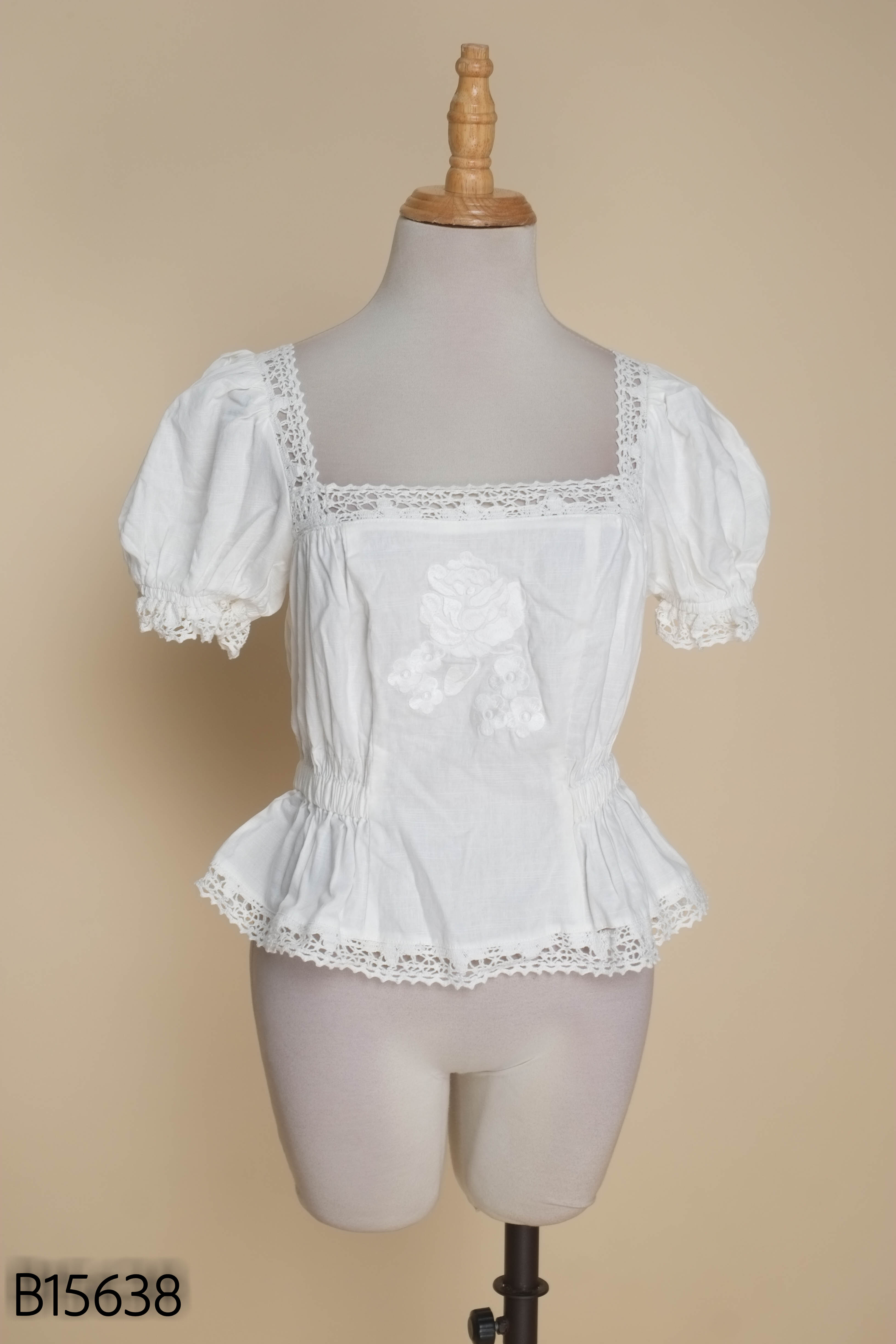 Áo kiểu trắng COCOBEBE viền ren