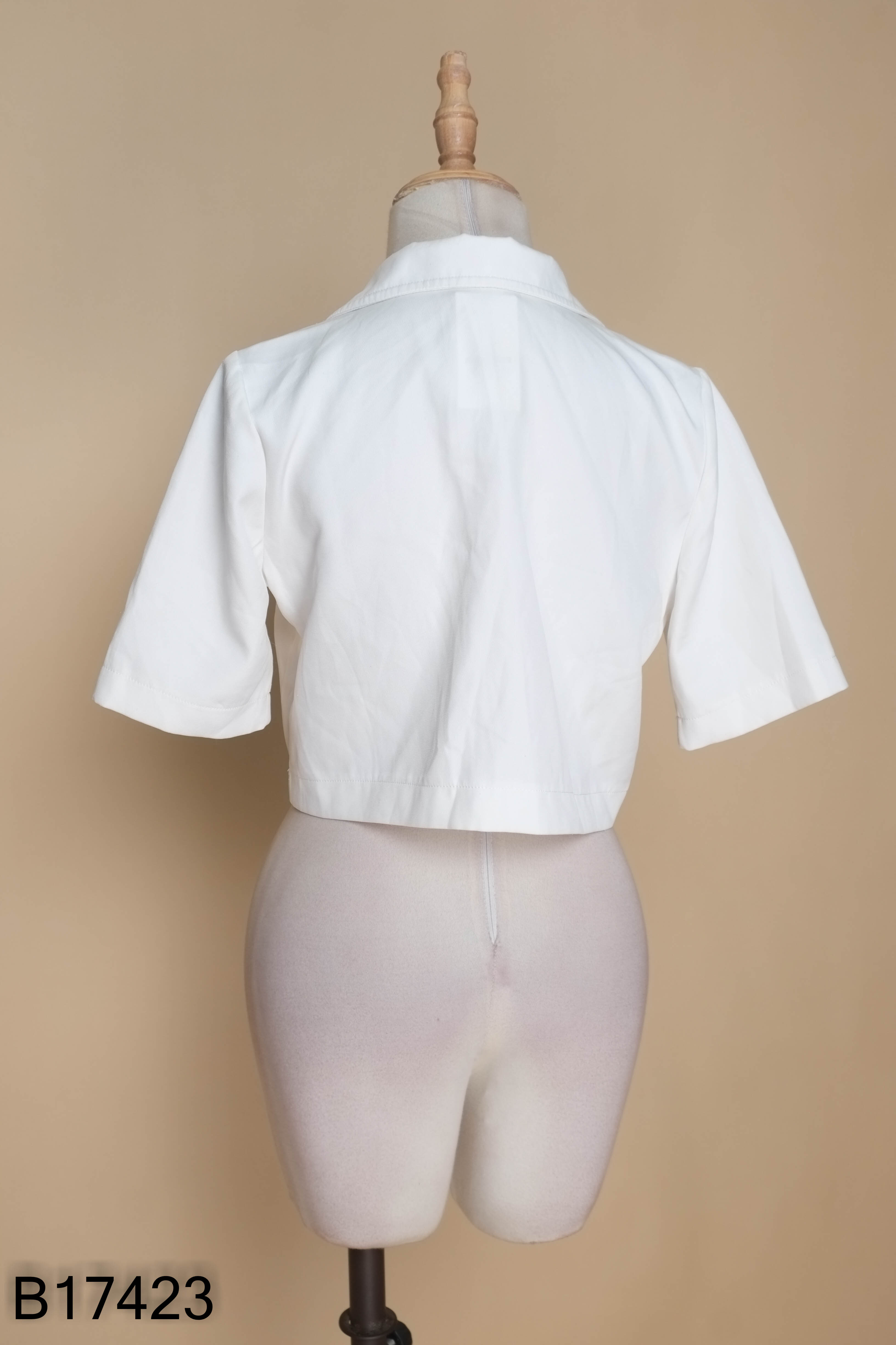 Áo trắng LEO'S WEARING cúc ngọc