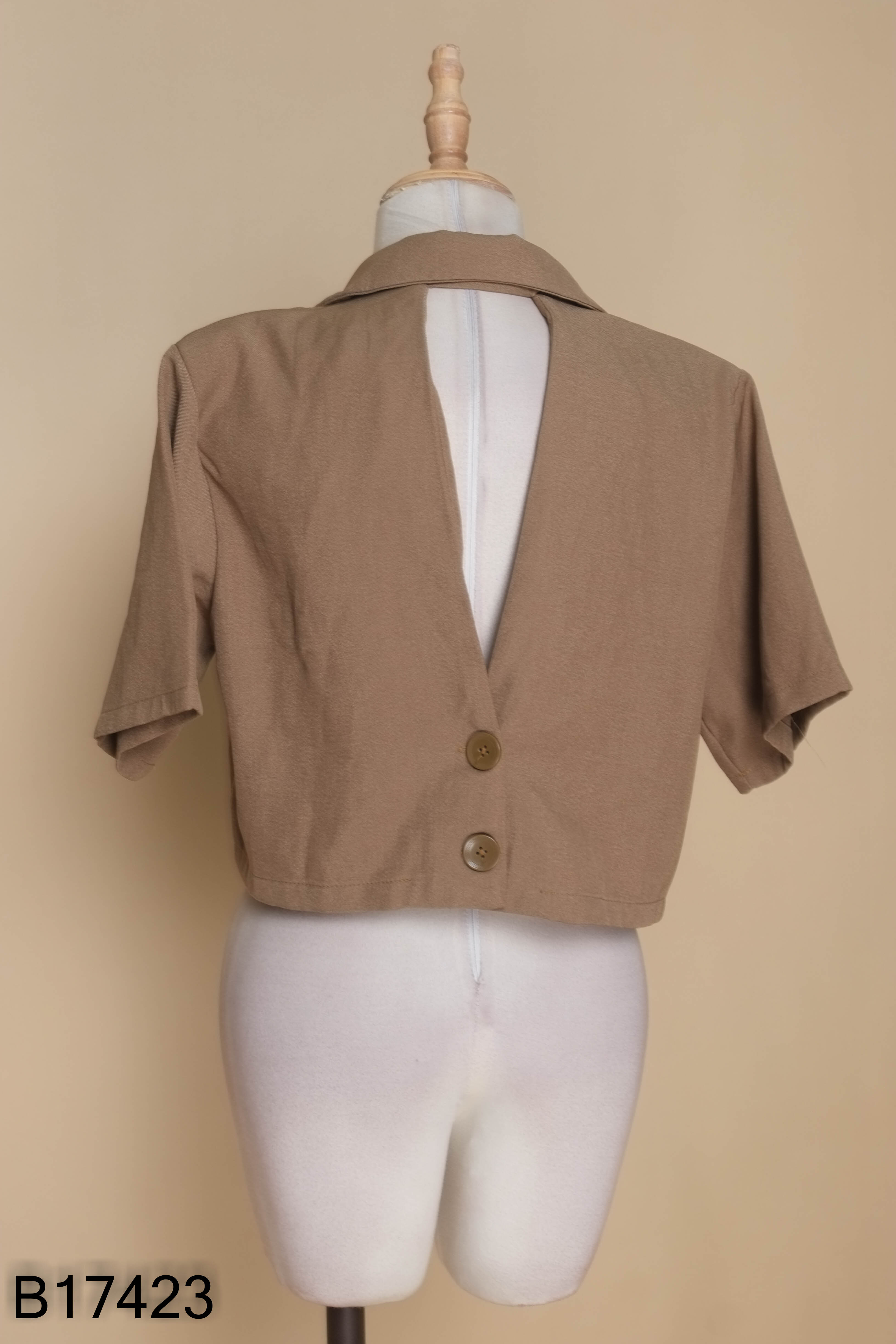 Áo nâu be cổ vest dáng ngắn