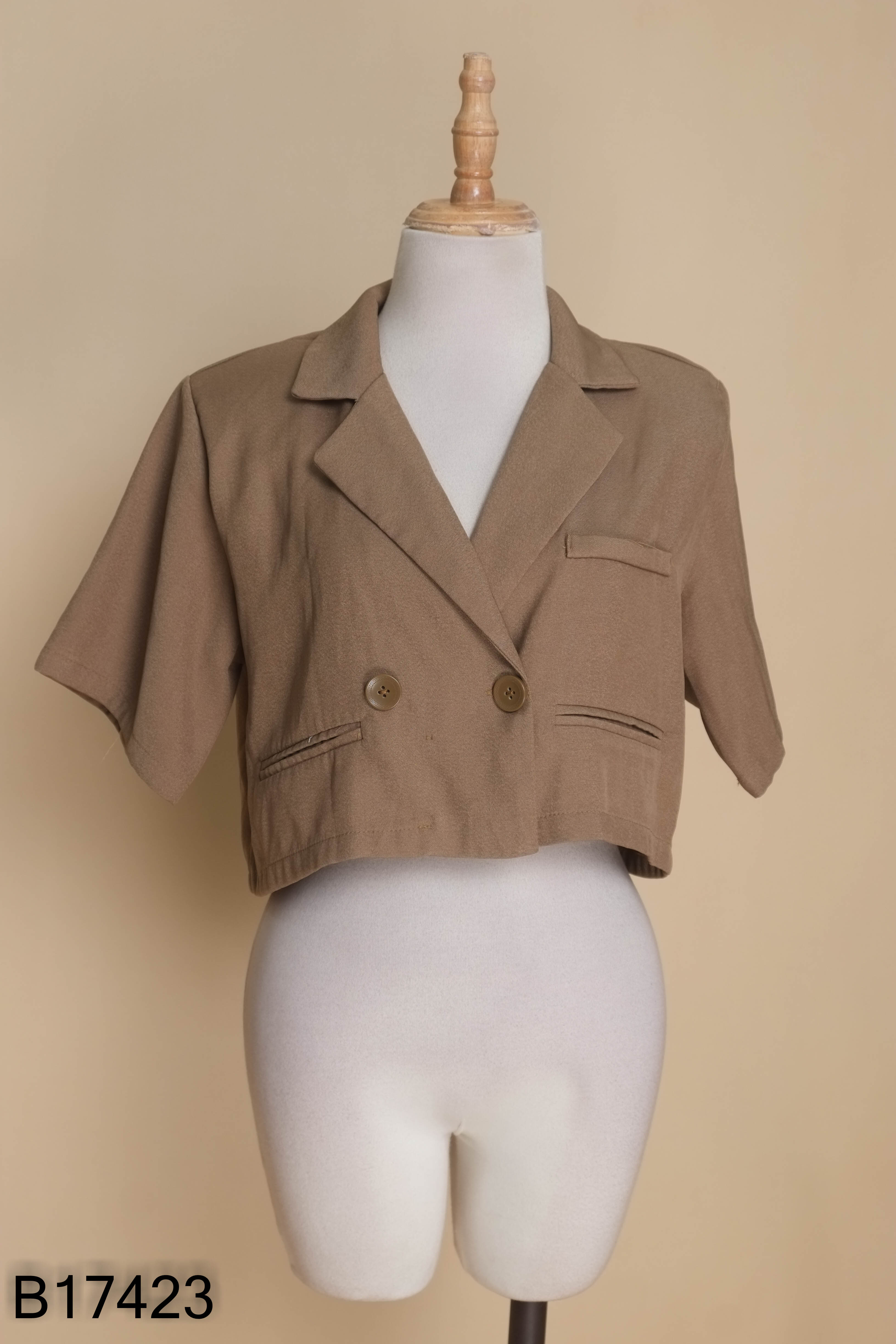 Áo nâu be cổ vest dáng ngắn