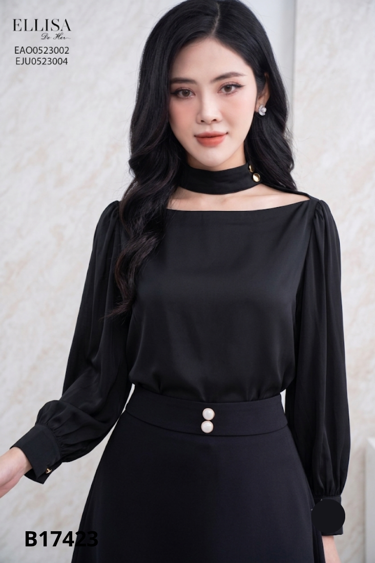 Áo lụa đen khoét cổ